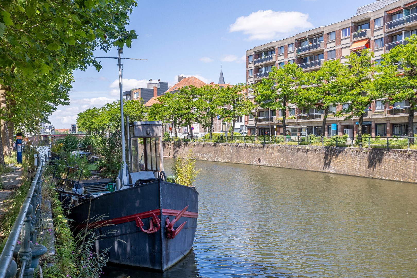 Unieke, compleet gerenoveerde woonboot met groot terras op toplocatie! 