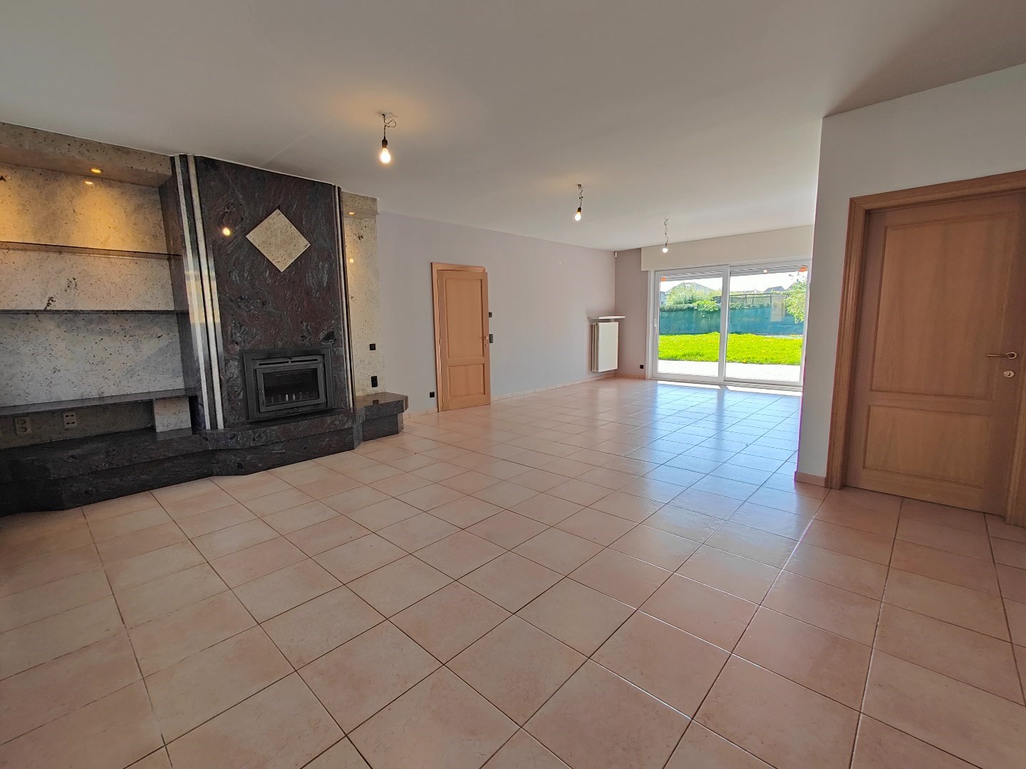 Ruime villa met loods op 1.689 m&#178; – zuidgerichte tuin en tal van mogelijkheden 