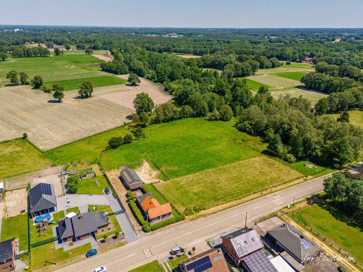 Charmante woning met paardenstallen op ca. 80 are te Peer 