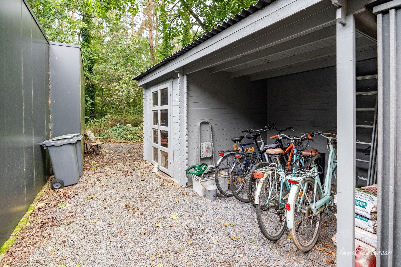 Ready-to-move-in house in a wooded area on approximately 24a in Keerbergen. 