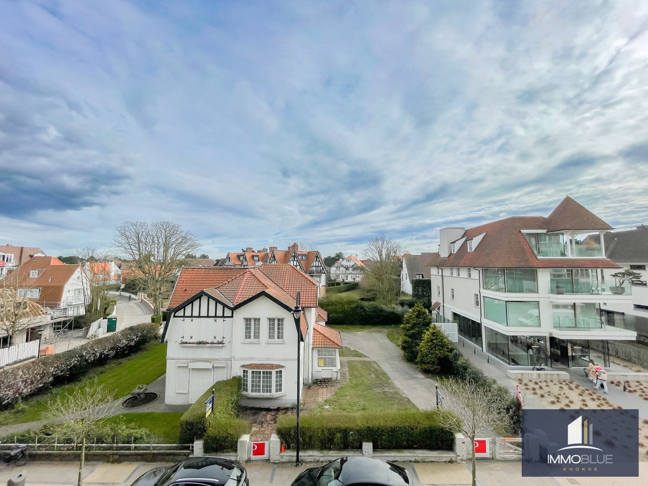 Volledig gerenoveerd, tijdloos appartement met open zicht en een royale gevelbreedte. 