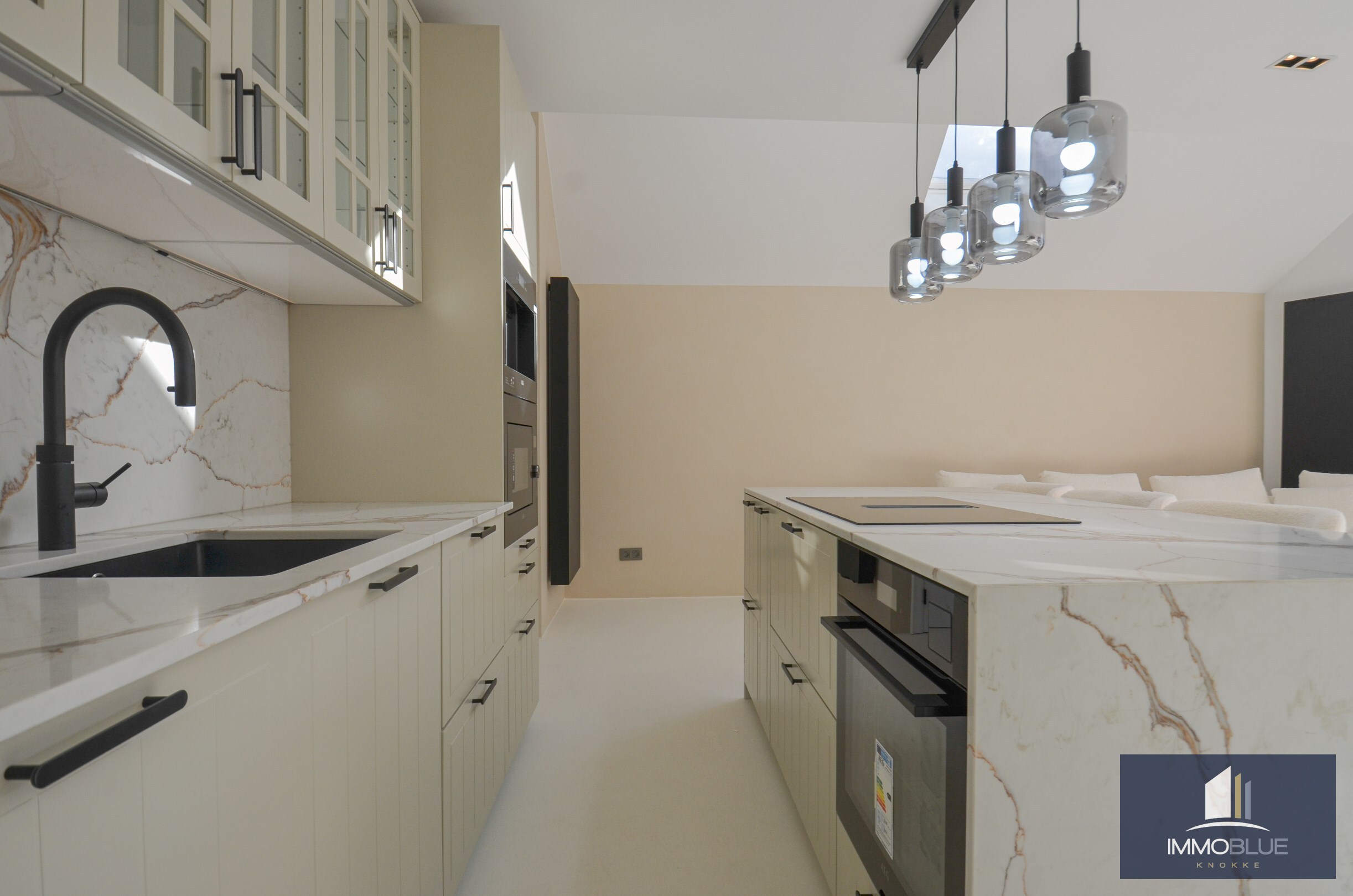 EXCLUSIEF : Duplexappartement met ruim terras gelegen in een kleinschalige nieuwbouwresidentie in Art Deco-stijl. 