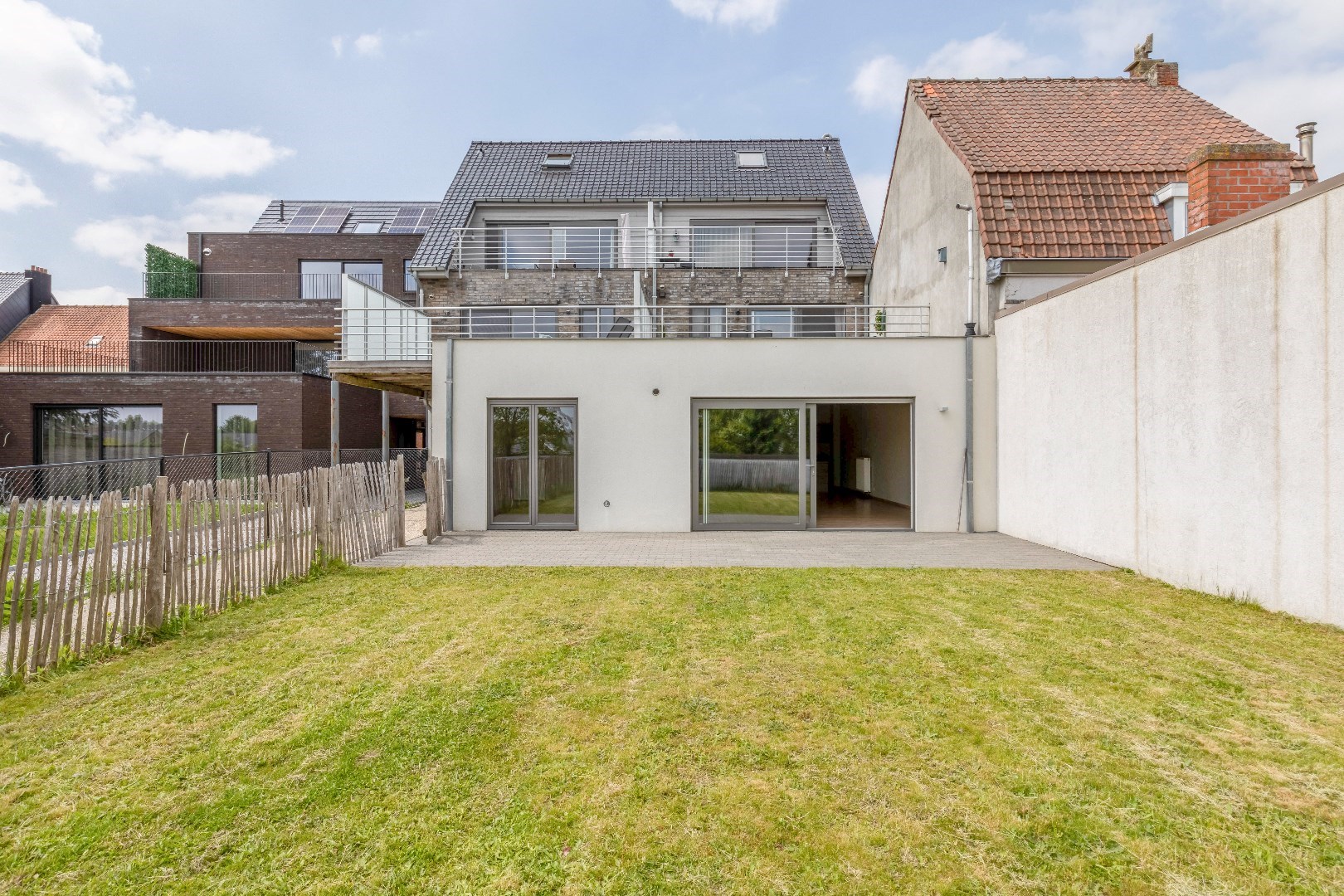 Lichtrijk gelijkvloers appartement met terras en tuin 