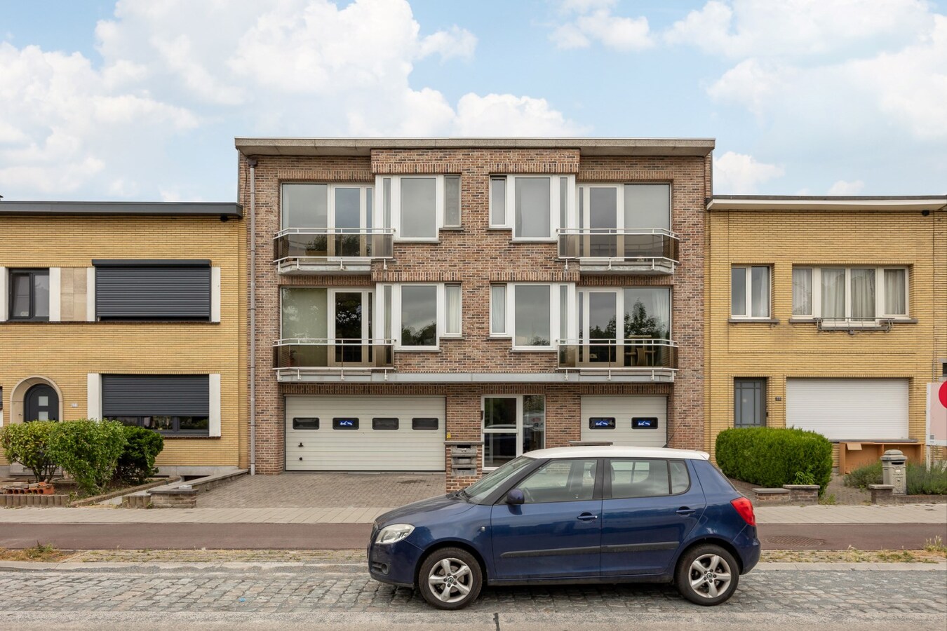 Opbrengsteigendom met 5 appartementen en 3 garages 