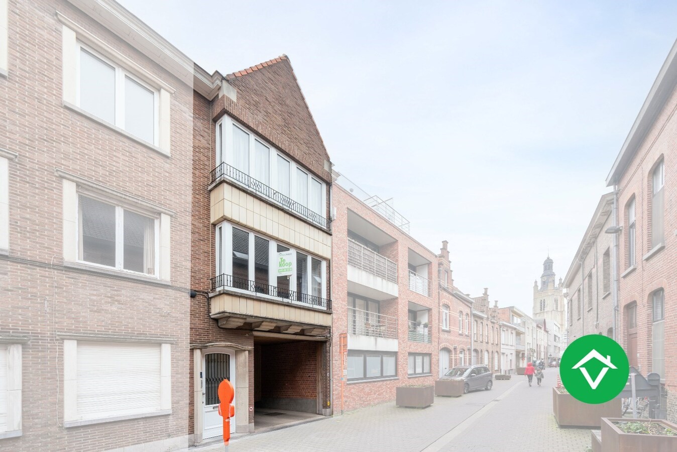 Ruimewoning in centrum Roeselare met 3 slaapkamers, dakterras en autostaanplaats 