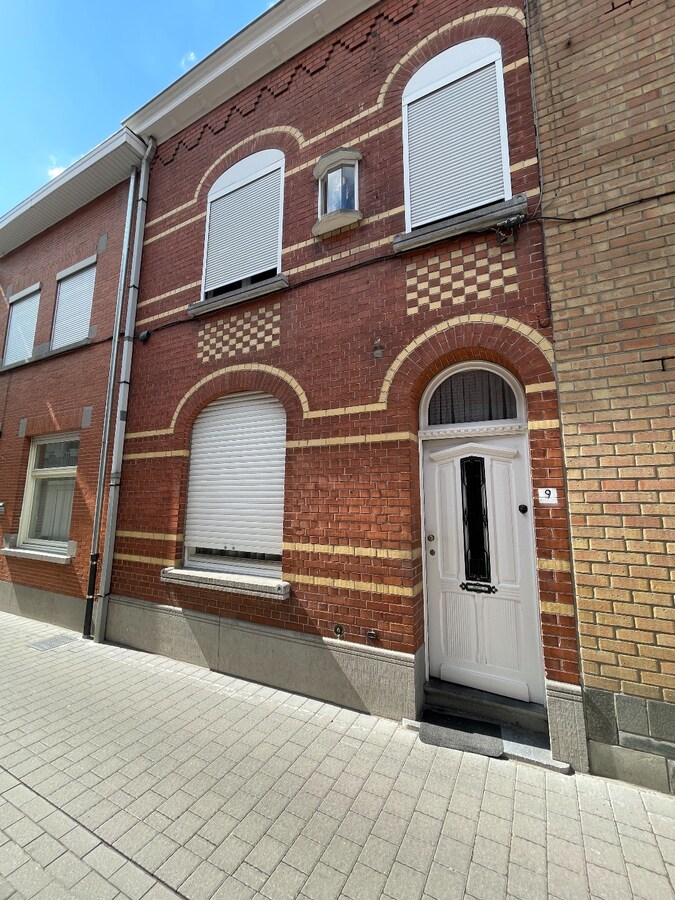 IN OPTIE: Rijwoning met 2 slaapkamers en koer in centrum Roeselare 