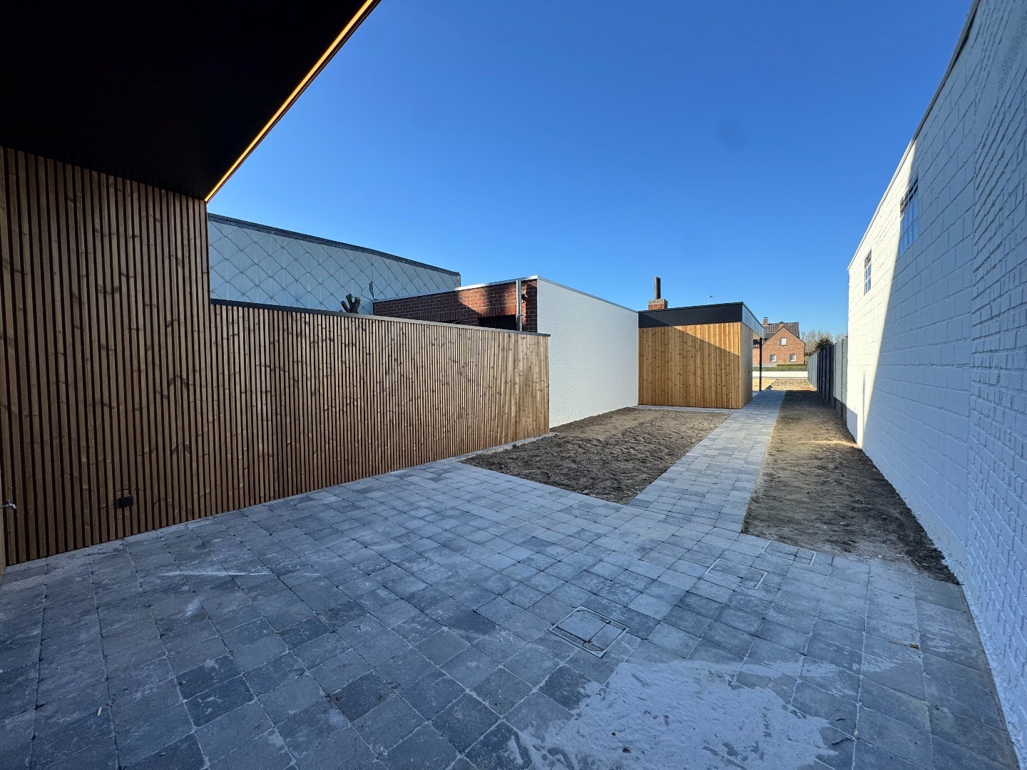 Instapklare, gerenoveerde woning met tuin, uitweg en carport 