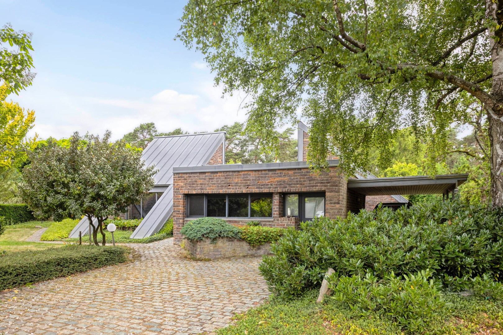 Uitzonderlijke gelijkvloerse villa met 4 slpk. in de groene Europawijk – Mol 