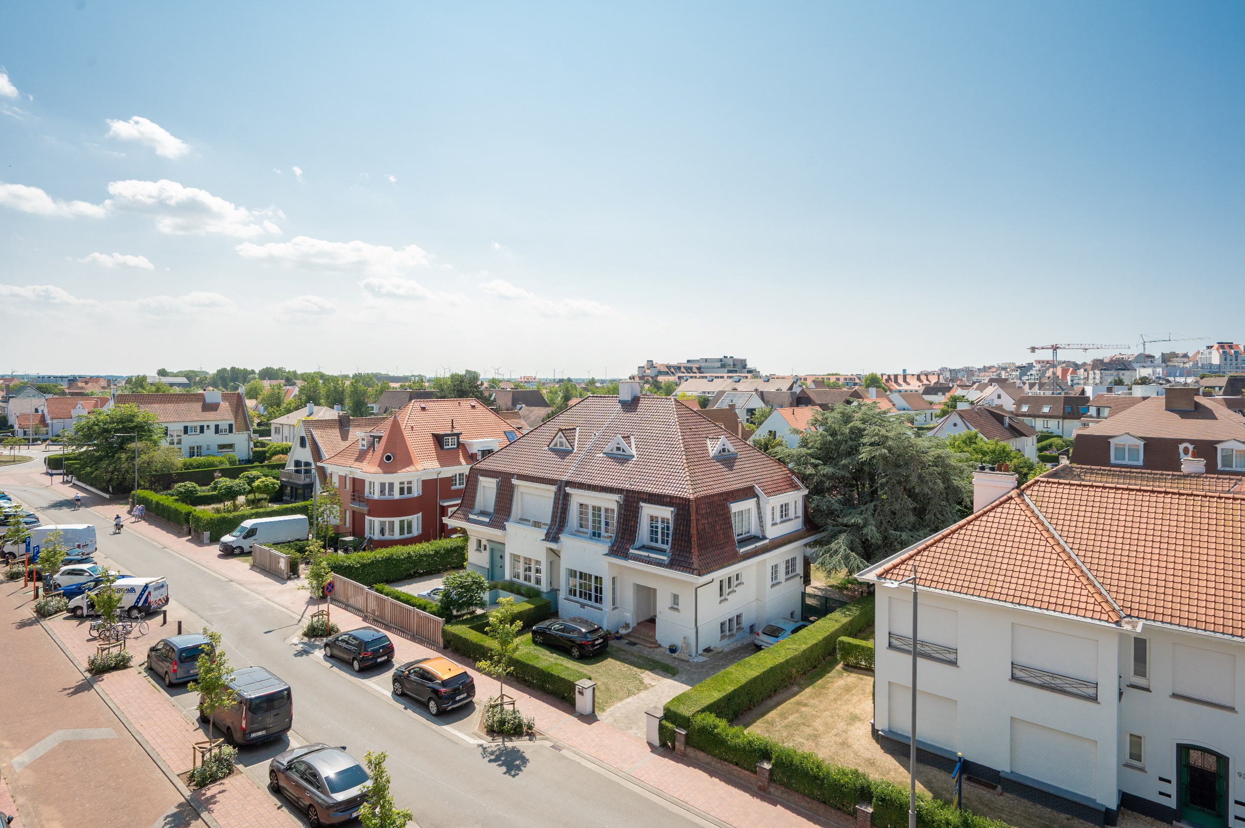 Prachtig instapklaar duplex-appartement met zonnige terrassen genietend van een open zicht en tevens zeezicht (Mogelijkheid tot aankoop van een inpandige garagebox). 