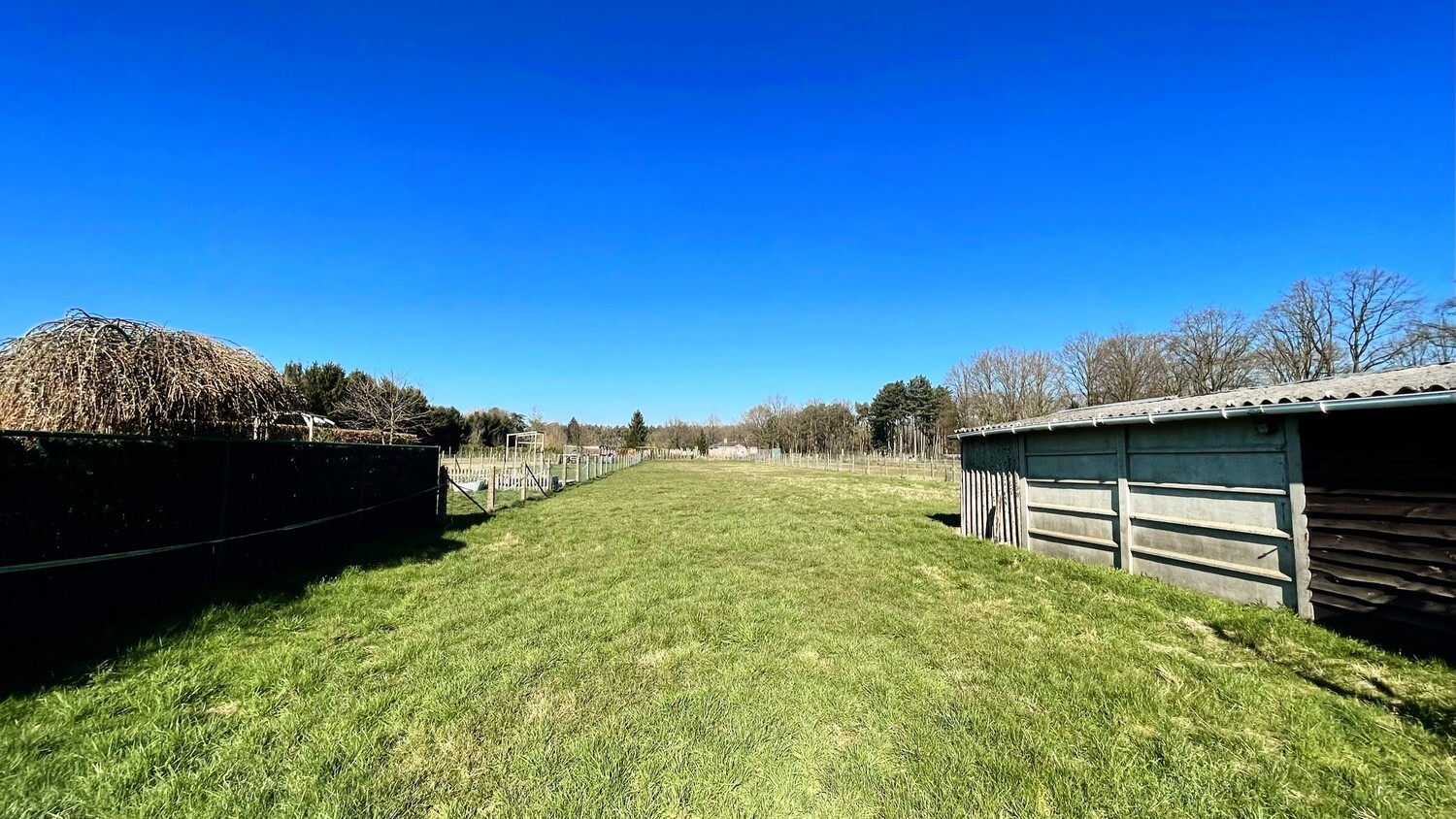 Rustig gelegen bouwgrond met toegang via achterzijde van 1310 m&#178; 