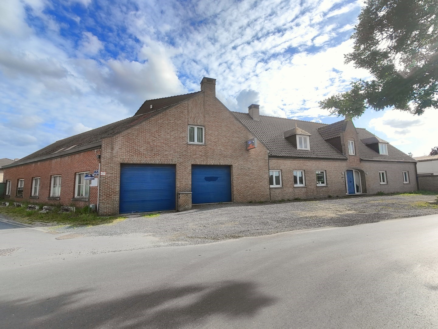Ruime villa met loods op 1.689 m&#178; – zuidgerichte tuin en tal van mogelijkheden 