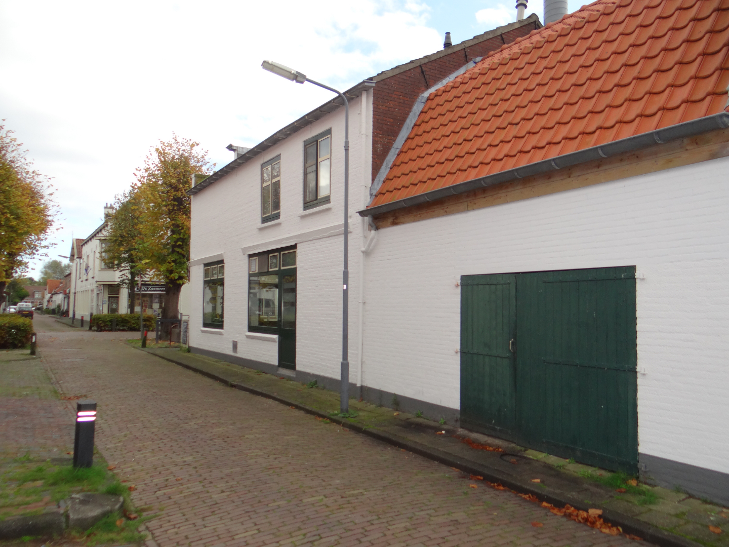 Een beeldbepalend monumentaal hoekpand op een prima locatie aan de bekende Voorstraat van het havendorp in hartje Colijnsplaat. 