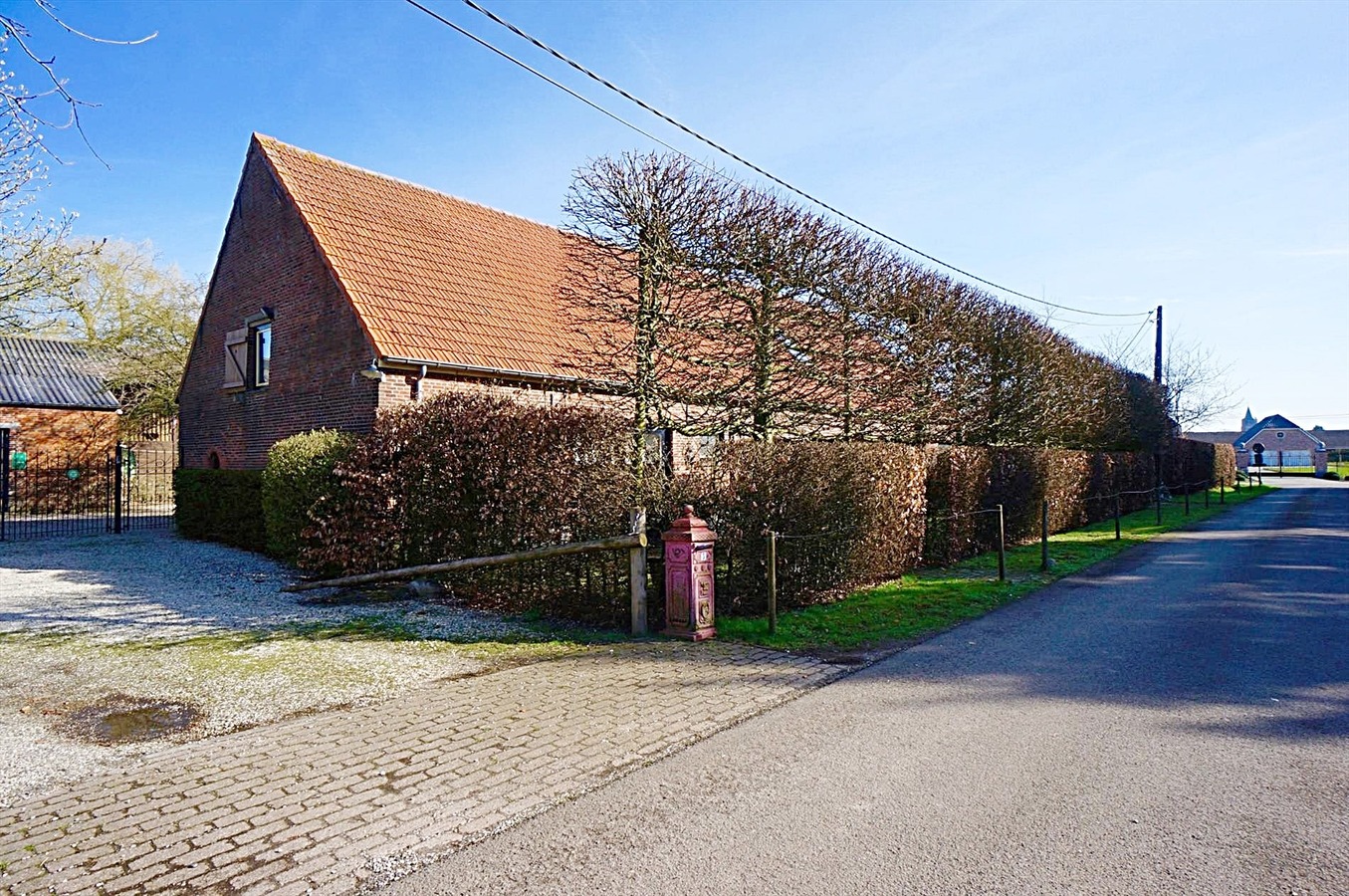 Hoeve met stallen en weide op ca. 1,12 ha te WEELDE 