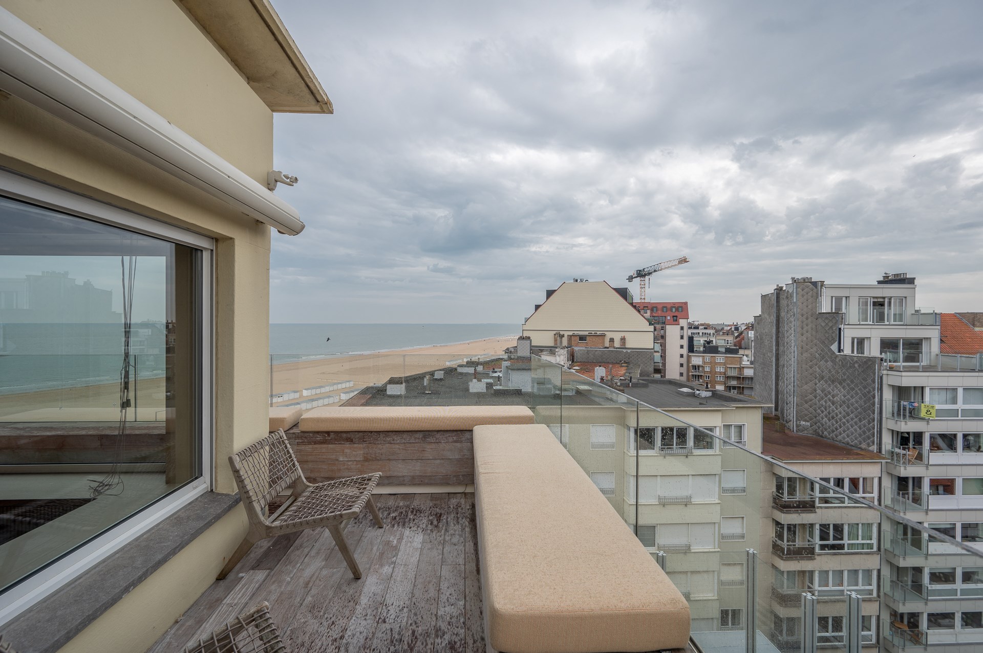 Luxe hoekappartement met panoramisch zeezicht en royale terrassen 