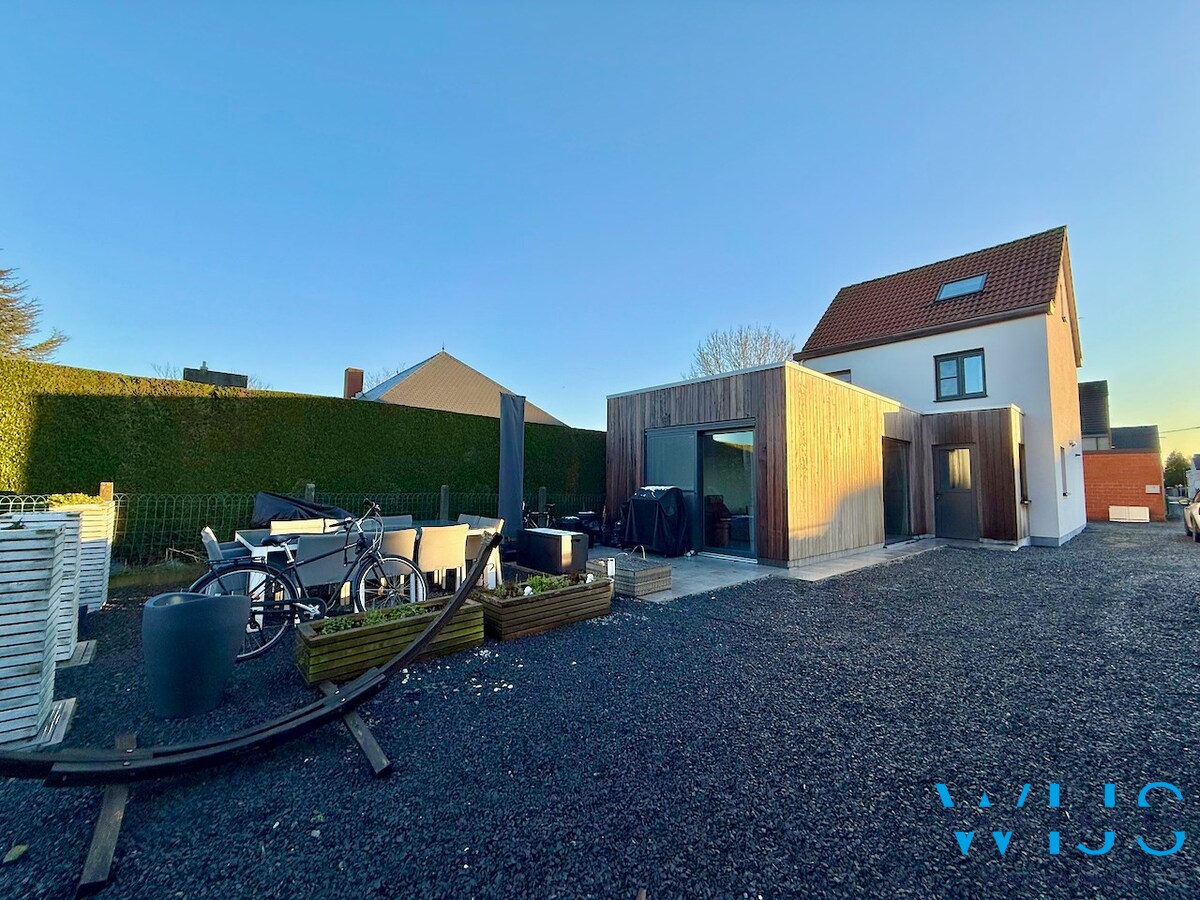 Volledig gerenoveerd woonhuis op 750m&#178; in hartje Ertvelde ! 