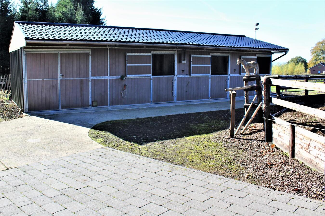 Charmante en rustig gelegen villa met stallen, buitenpiste en weides op ca. 1.9ha te Malmedy (Luik) 