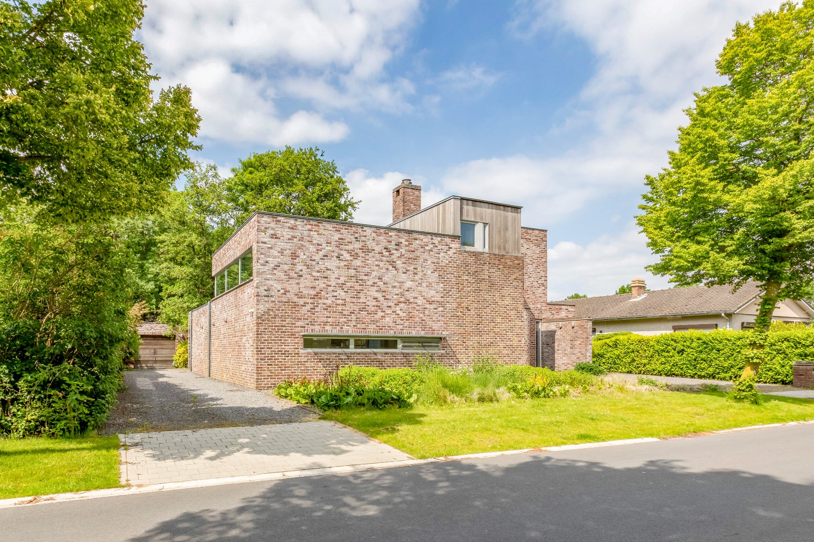 VERKOCHT Unieke kunstenaarswoning met kleine parktuin te Drongen 