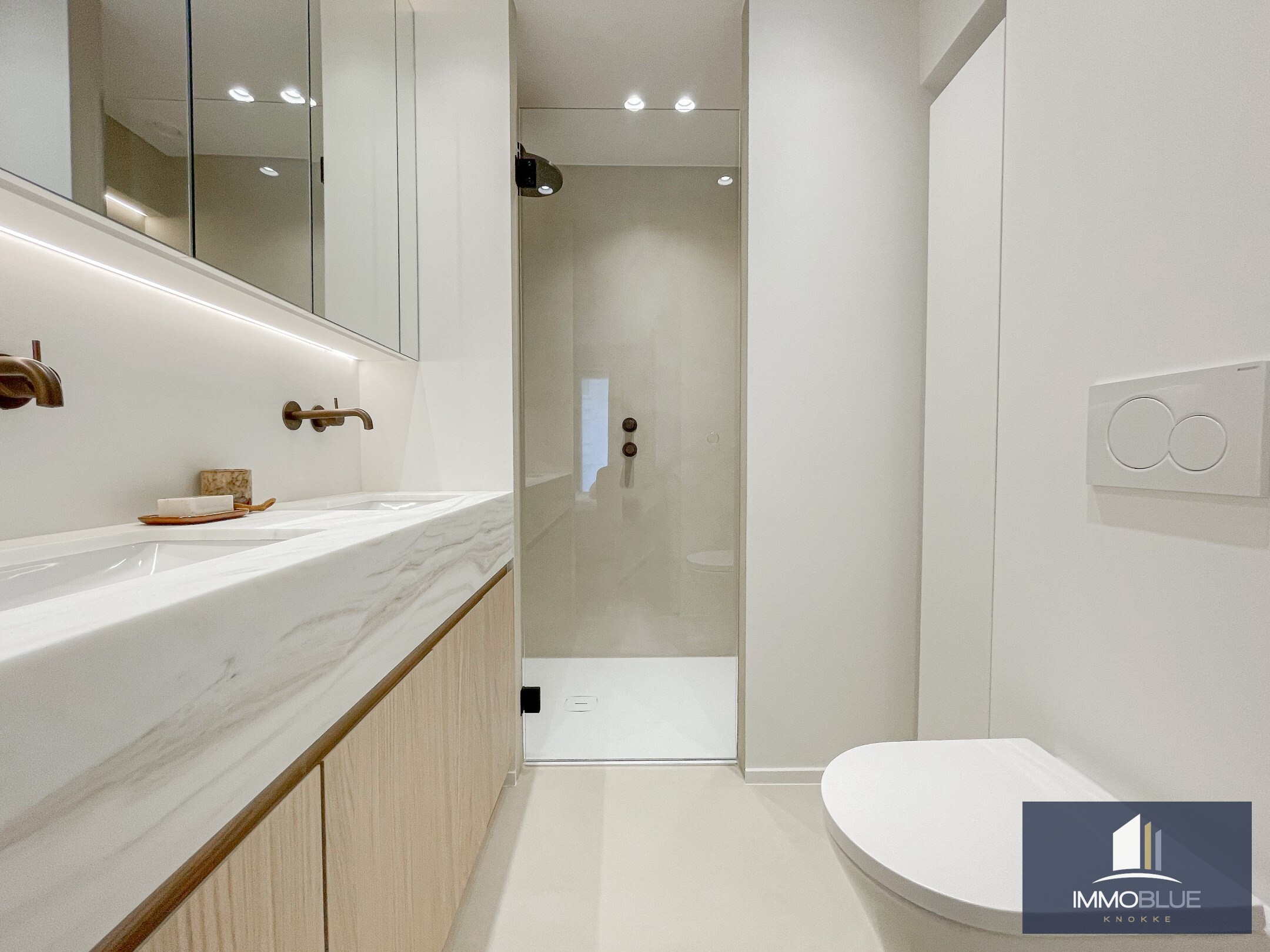 Volledig gerenoveerd, tijdloos appartement met open zicht en een royale gevelbreedte. 