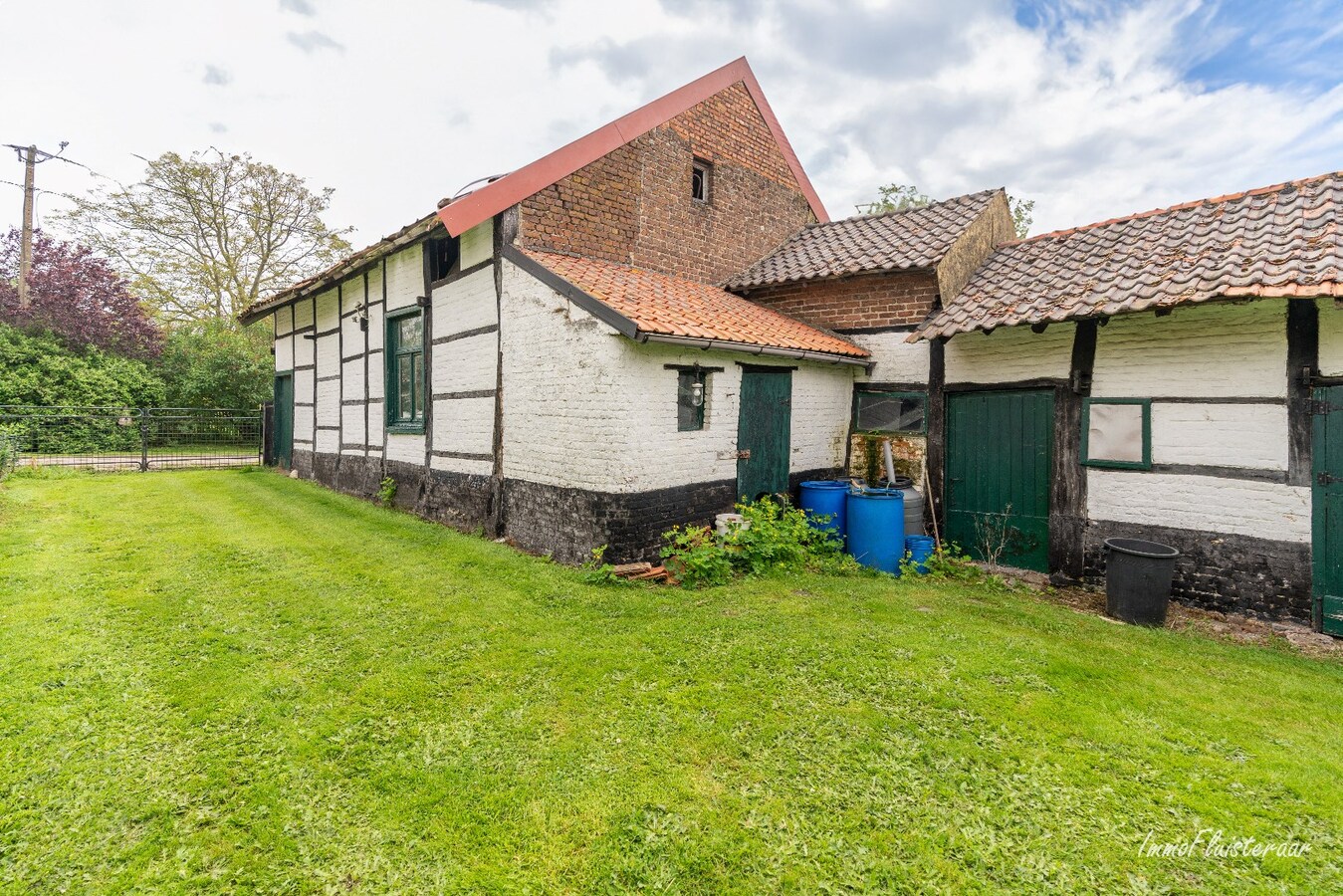 Authentic, to be renovated house with an idyllic garden on approximately 95 acres. 