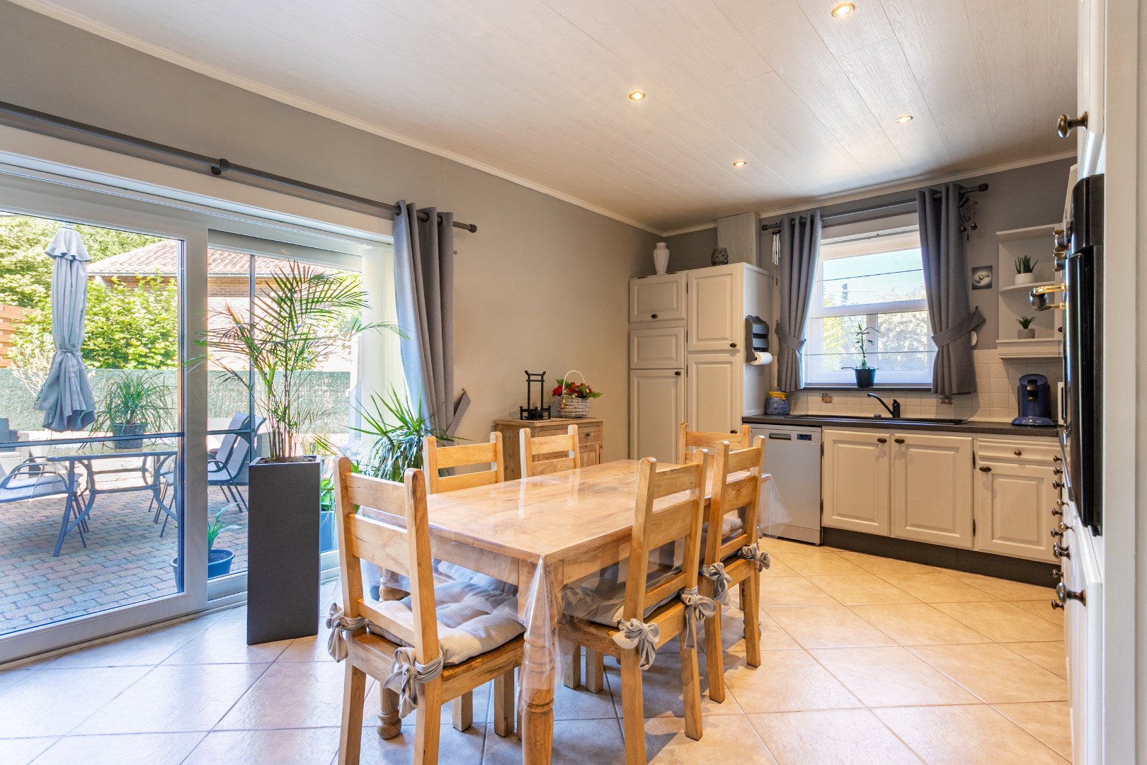 Ruime kangoeroewoning met 6 slpks, 2bdks, 2 garages en tuin te Oetingen 