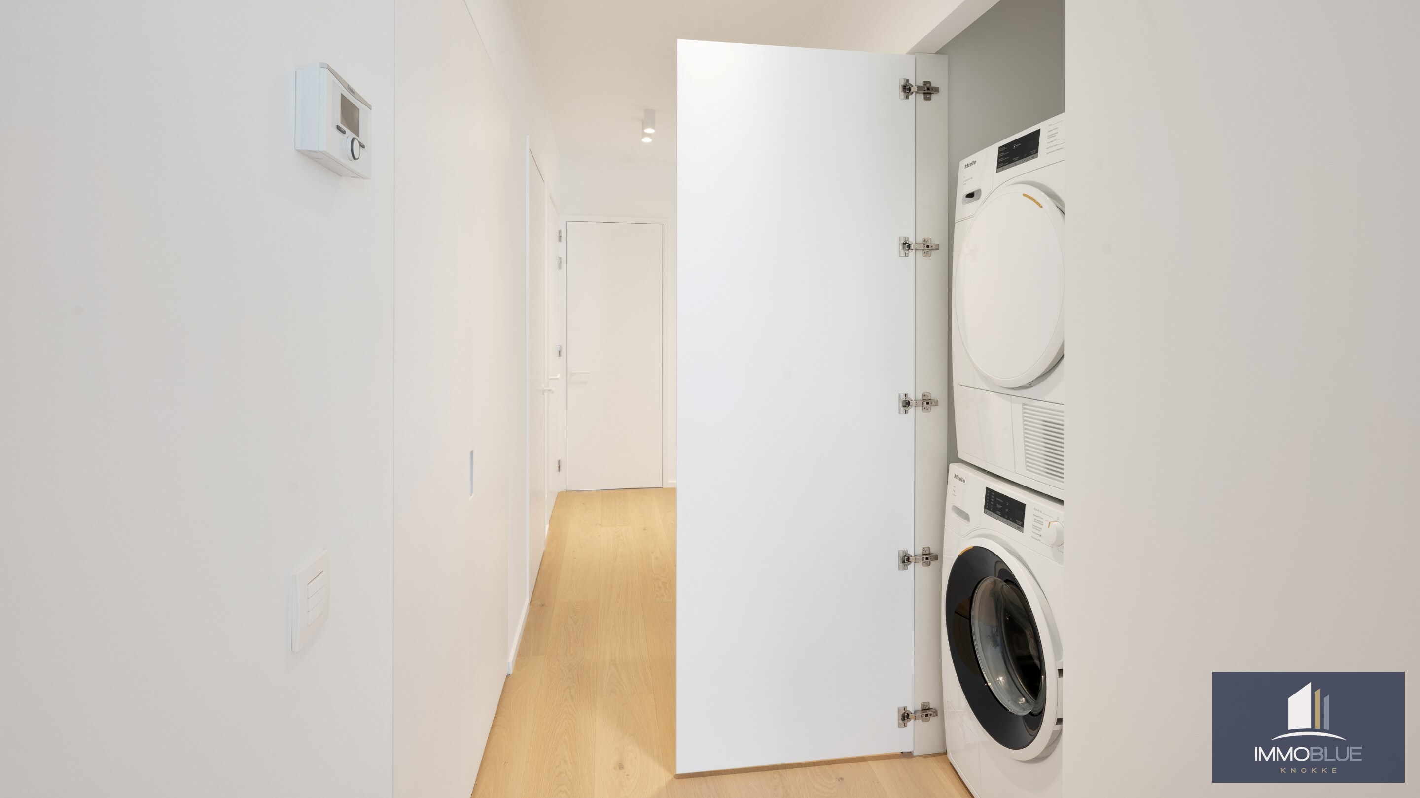 Centraal gelegen, volledig gerenoveerd appartement met drie slaapkamers. 