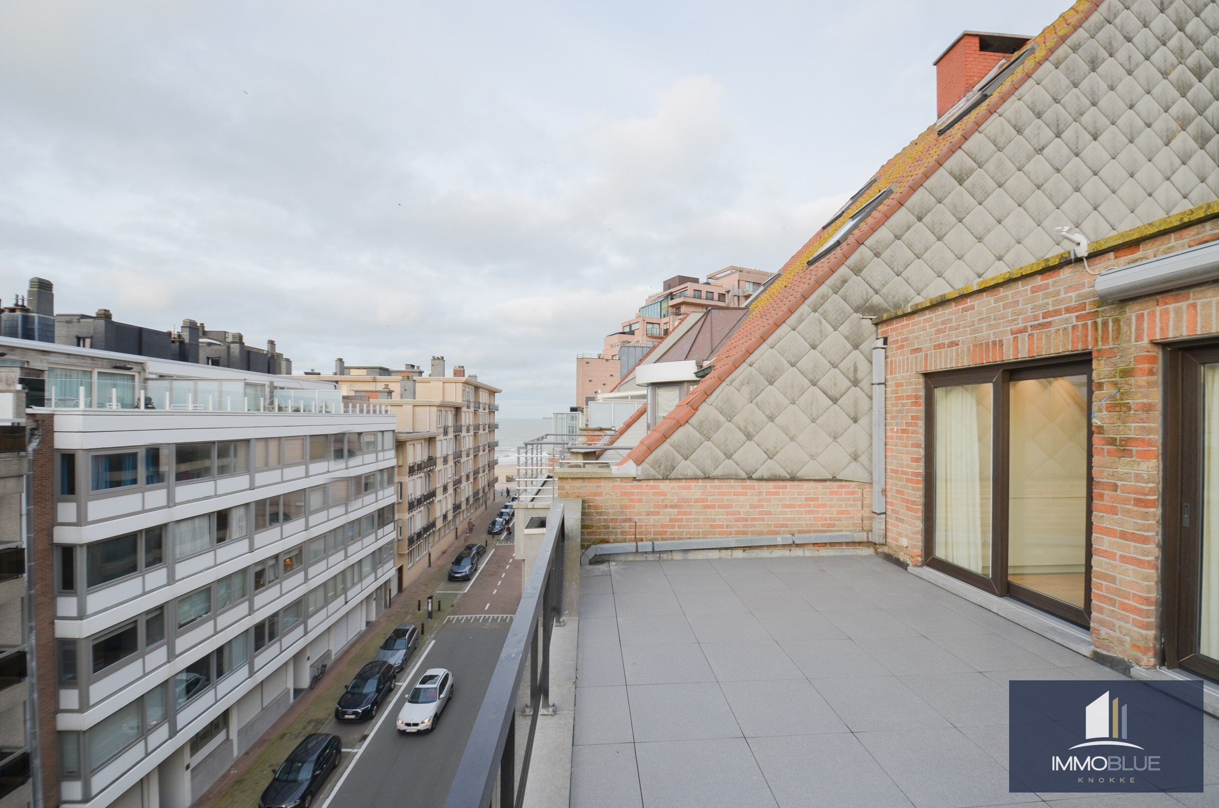 Volledig gerenoveerde penthouse met twee ruime terrassen (+/- 50 m&#178;) gelegen op een boogscheut van de zee. 