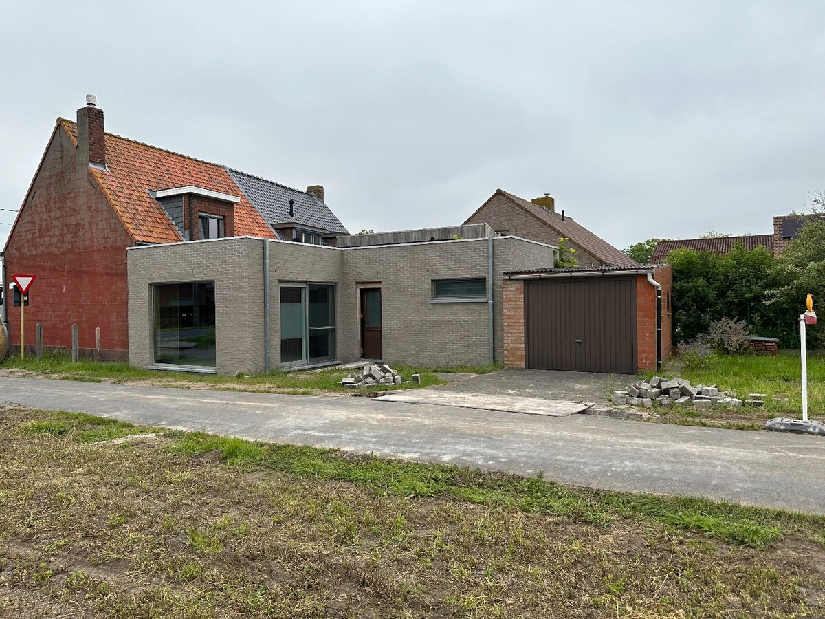 Woning met 2 slaapkamers en garage te Eernegem 