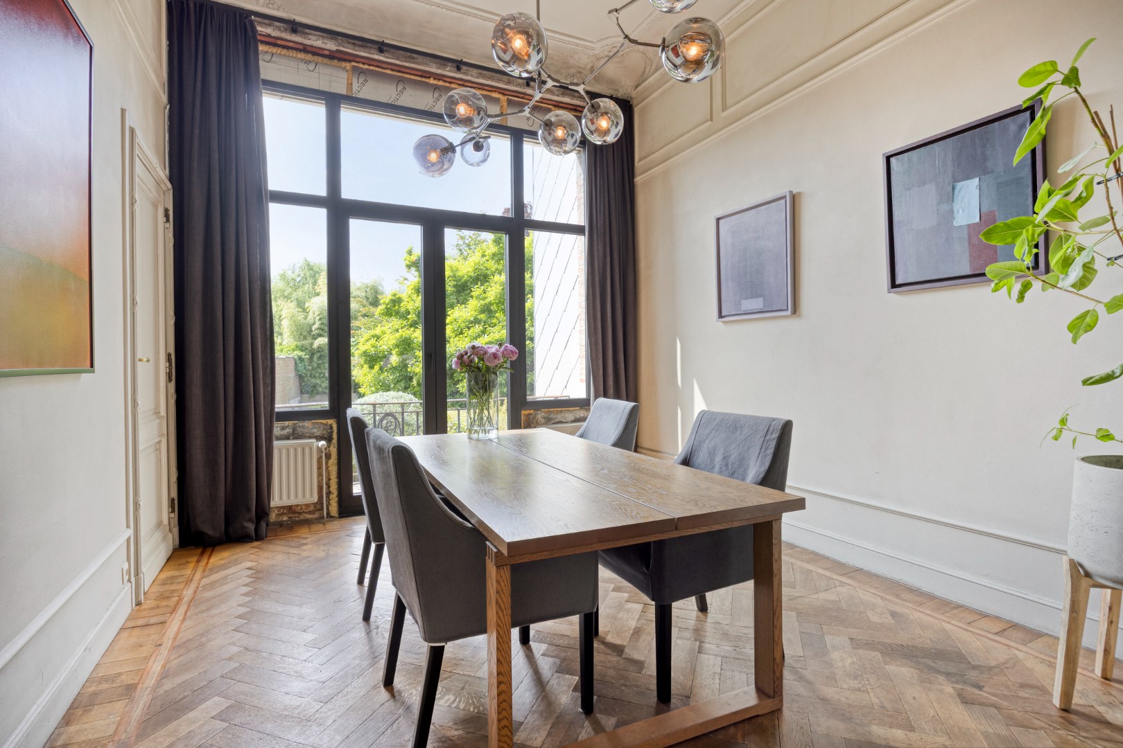 Prachtig herenhuis op de Tiensevest met mogelijkheid tot praktijkruimte - bewoonbare opp. 555 m&#178; 