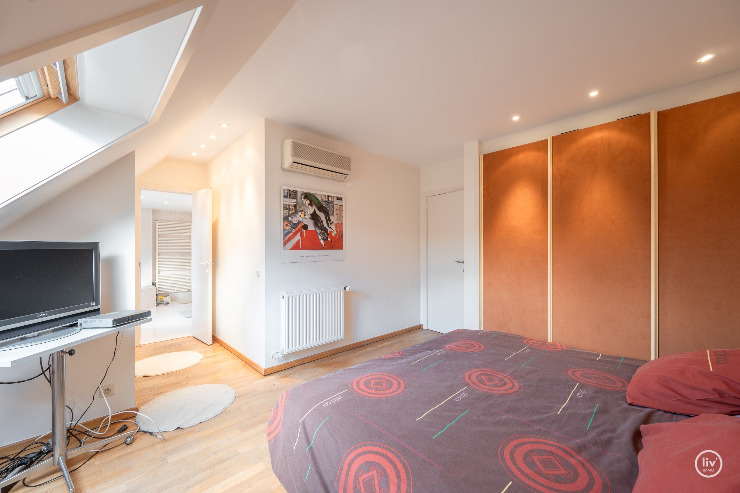 Appartement sous les toits spacieux et ensoleill&#233; (227 m2) avec environ 33m&#178; de terrasses situ&#233; au centre de Knokke, &#224; distance de marche de la digue et de la place Rubens. 