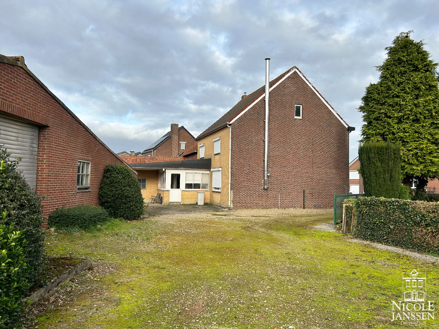 Te renoveren ruime hoevewoning met stallingen en grond 