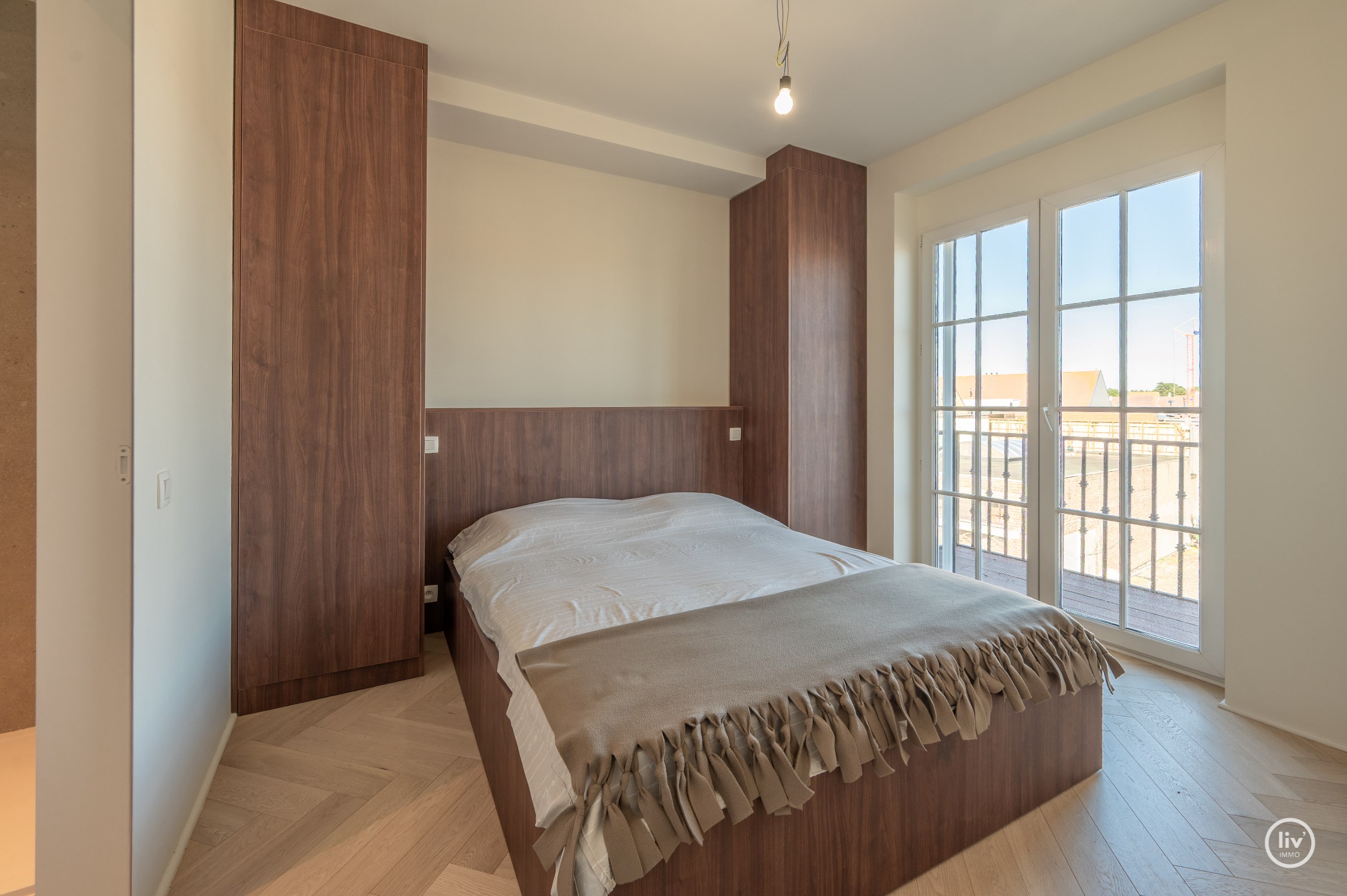 Gerenoveerd, lichtrijk appartement met 3 slaapkamers voorzien van alle luxe, gelegen op de Lippenslaan te Knokke. 