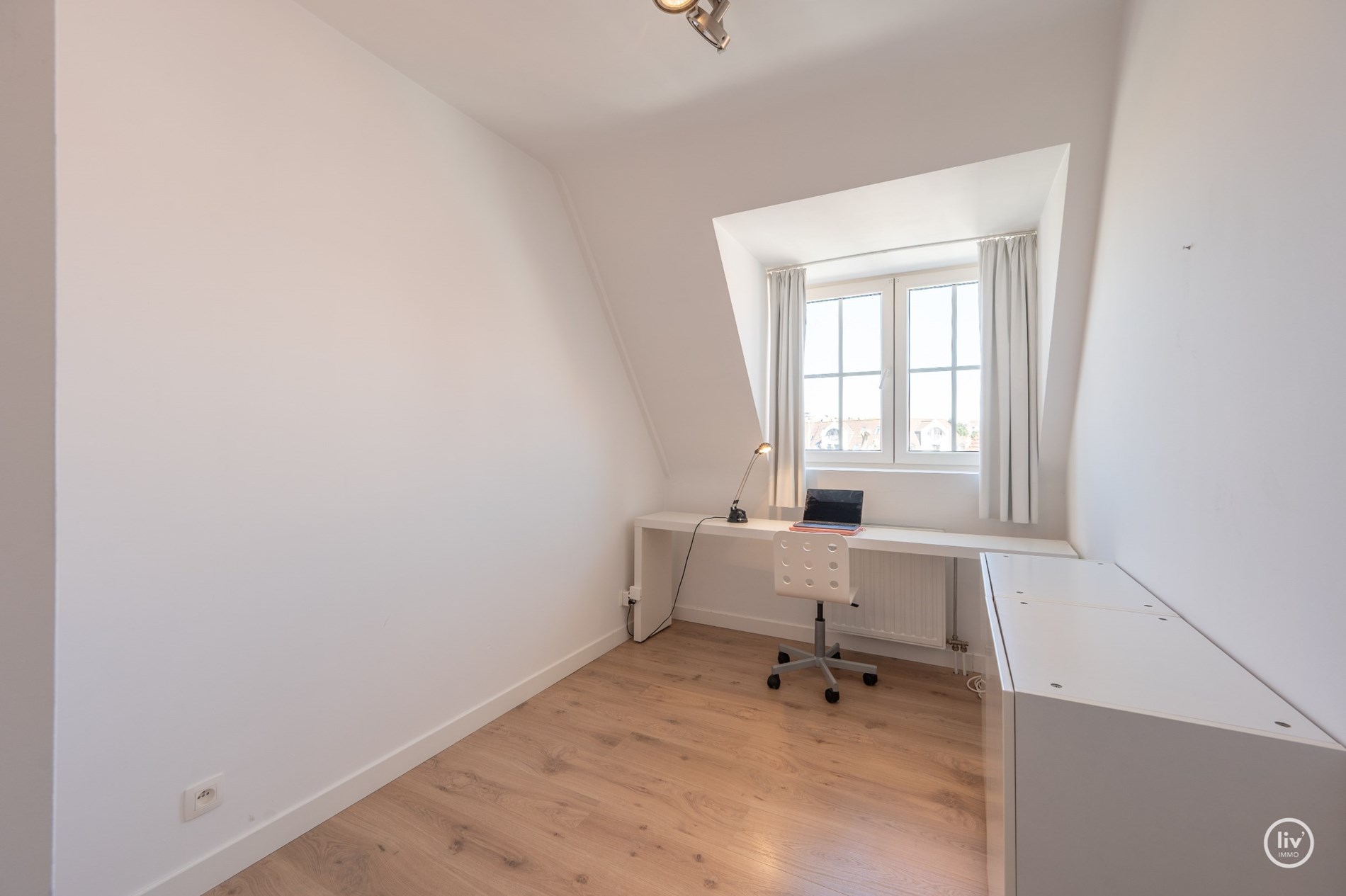 Volledig instapklaar 3-kamer appartement op wandelafstand van de Zeedijk-Duinbergen met mogelijkheid tot aankoop van een inpandige garagebox! 