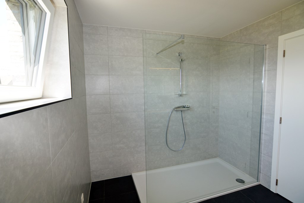 Halfvrijstaande nieuwbouwwoning met 3 slpks en dressing op perceel van 4a 88ca. 