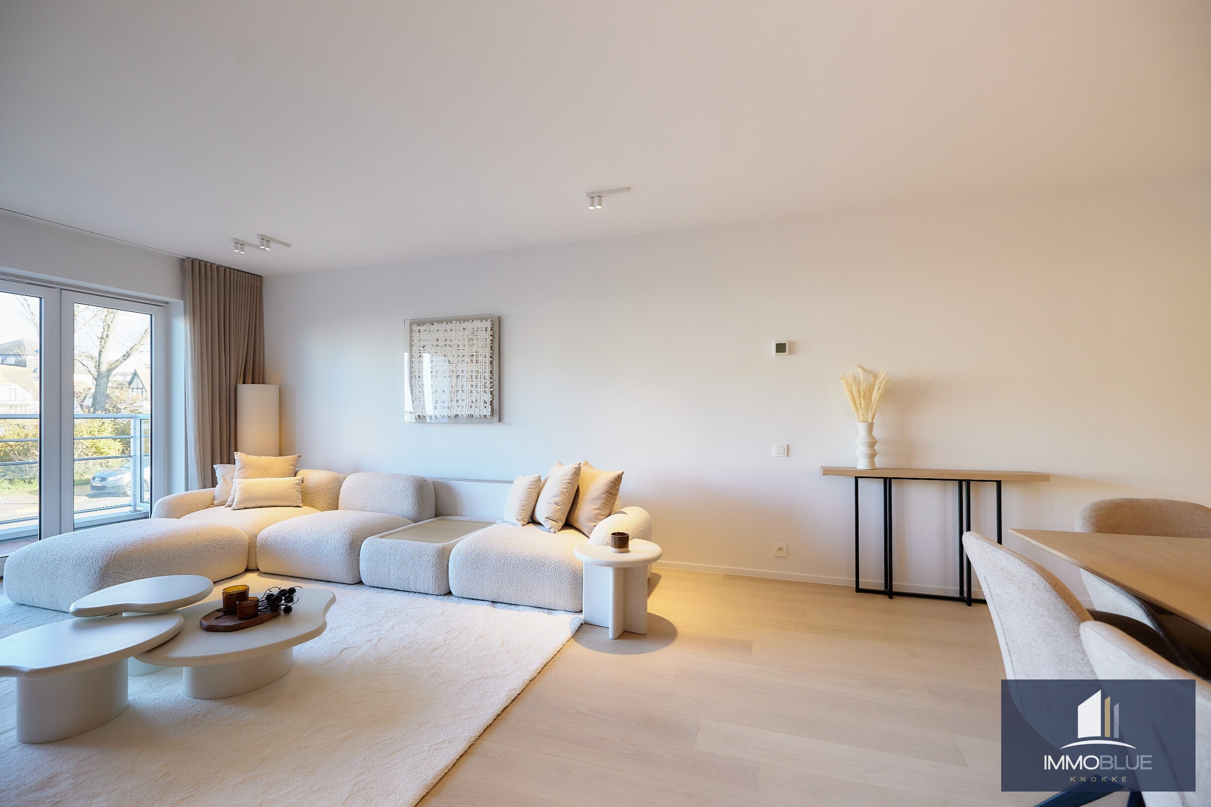 Luxueus afgewerkt appartement  met zonnige tuin, zijdelings zeezicht en een open zicht . 