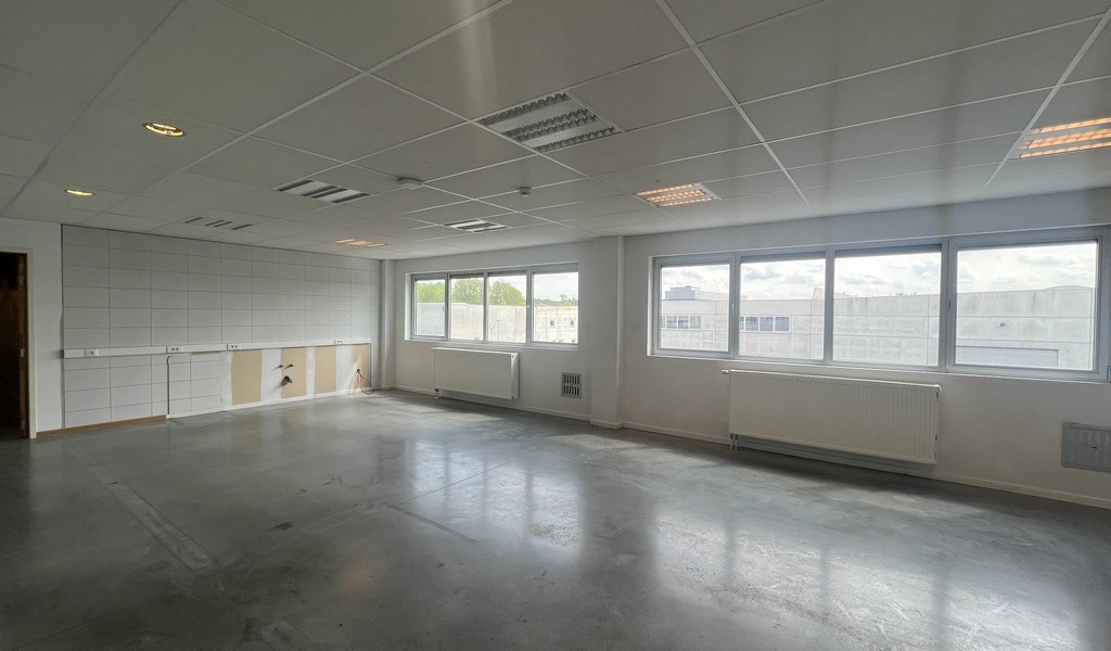 Bedrijfsgebouw met laadkade en kantoren te huur in Zottegem