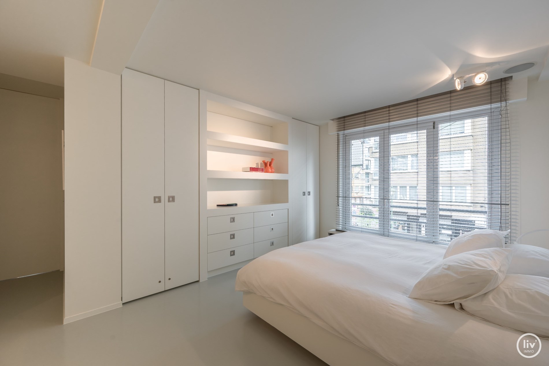 Superbe appartement d&#39;angle avec un spacieux salon magnifiquement situ&#233; sur l&#39;avenue Dumortier &#224; Knokke. 