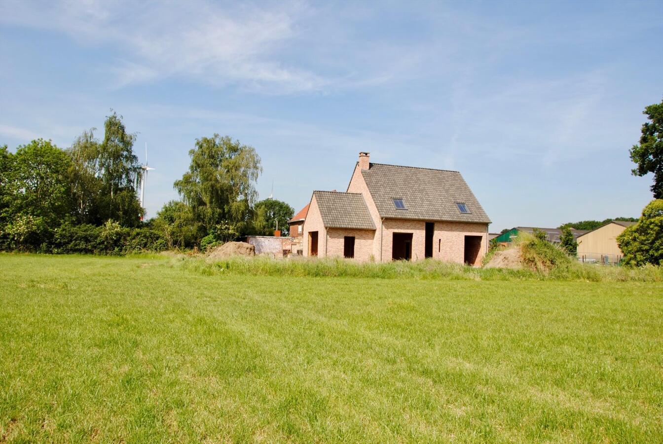 IN OPTIE; Ruwbouw woning met te renoveren stalgebouw op ca. 1,66 ha te Olen 