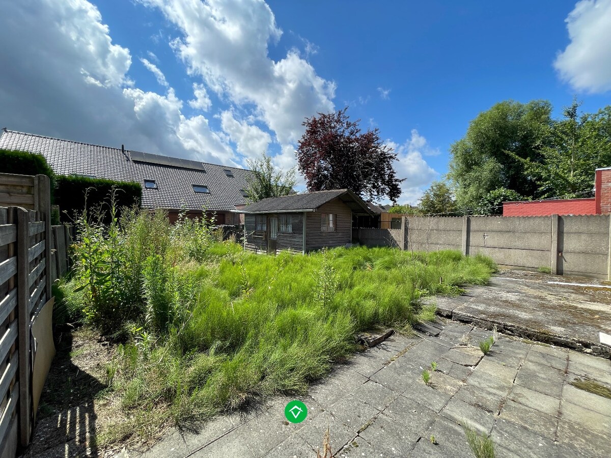 Woning met 3 slaapkamers, zeer grote werkplaats/garage/loods en tuin te Roeselare 