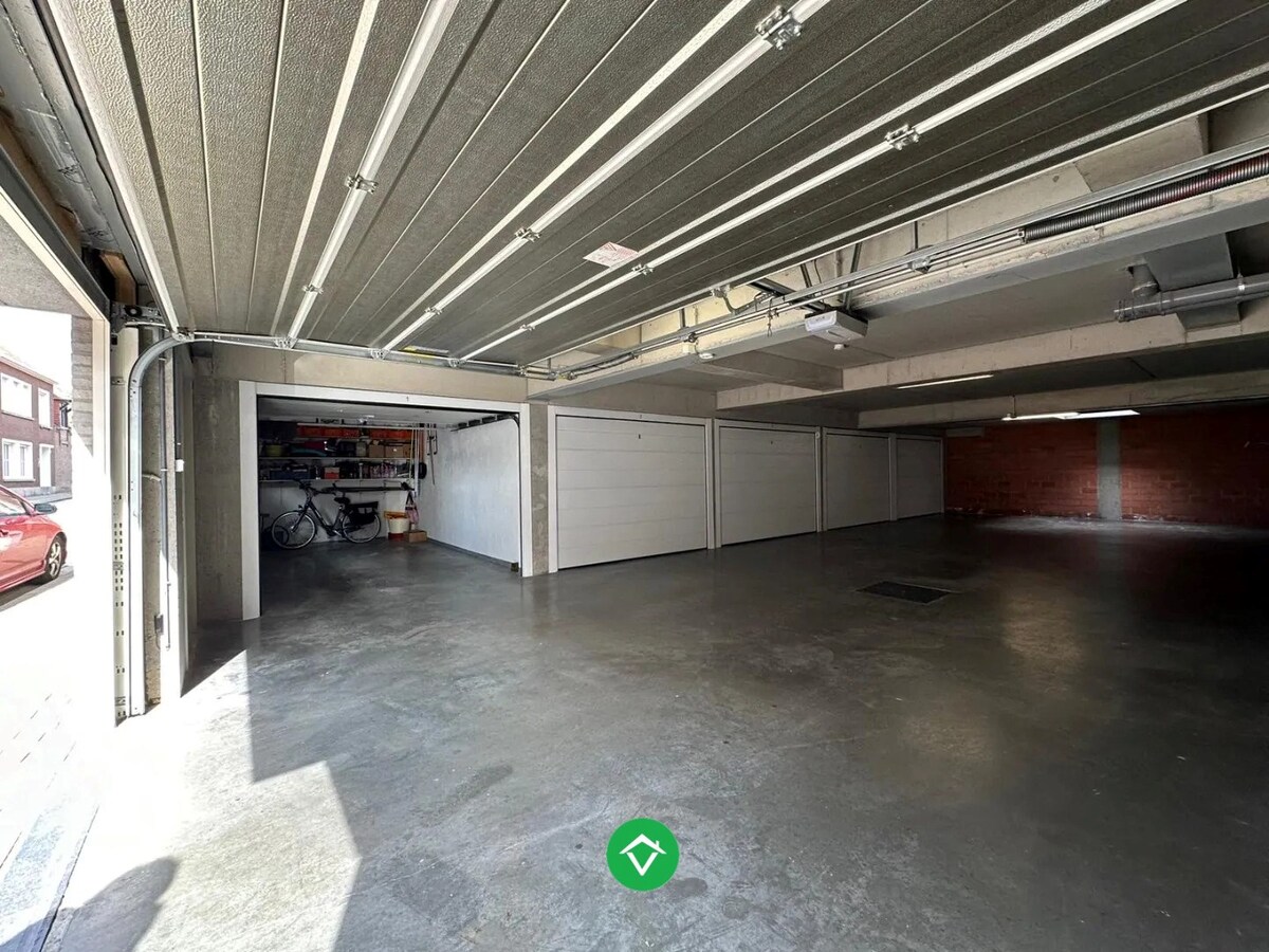 Charmant 2-slaapkamerappartement met garage en extra berging aan markt Kortemark 