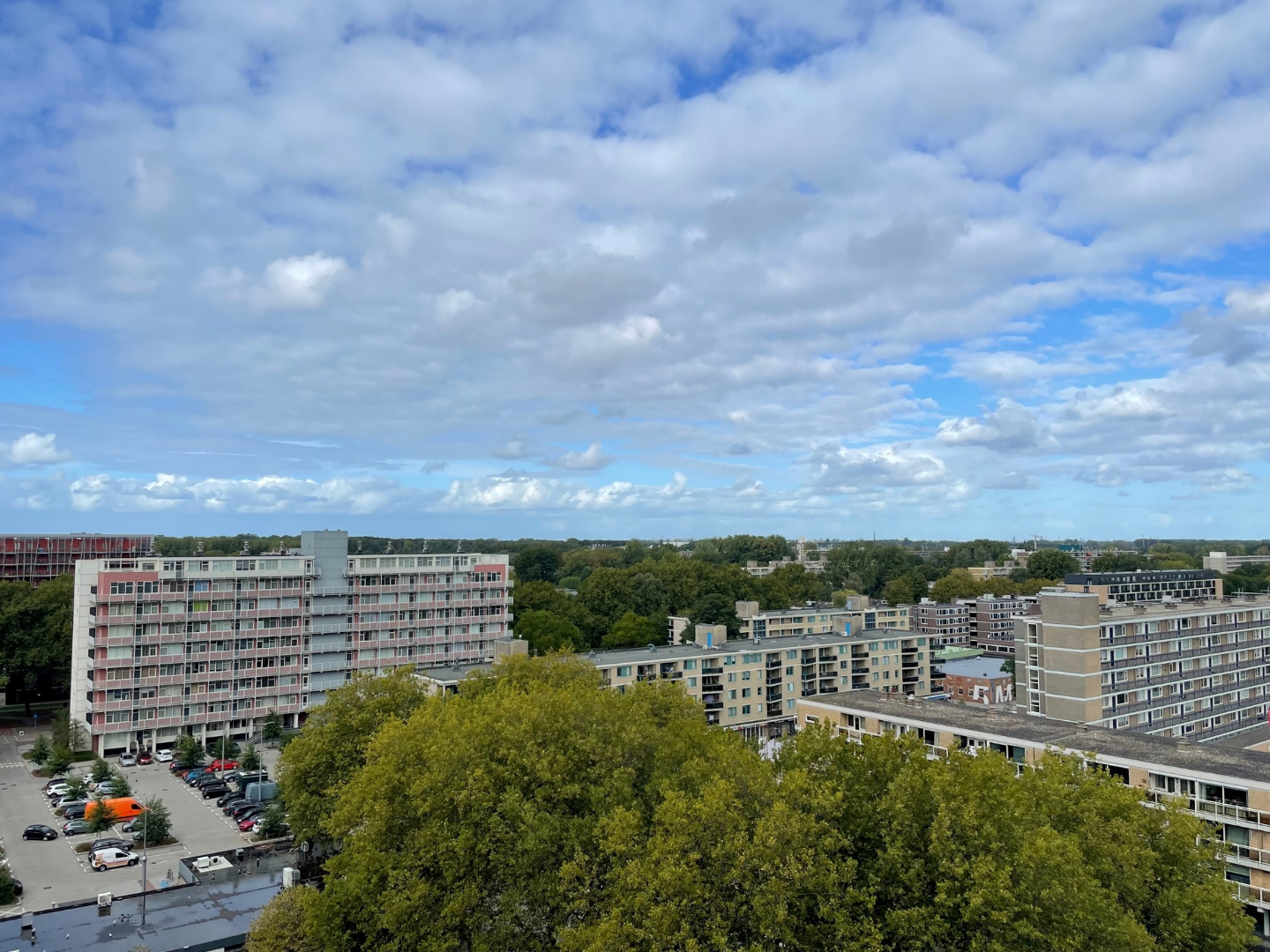 Genieten van de skyline van Rotterdam vanaf uw balkon? Met dit 3 (voorheen 2) - kamer appartement op de 10 de etage in het  55+ appartementencomplex “De Prinsenwiek” zit dat helemaal goed! 