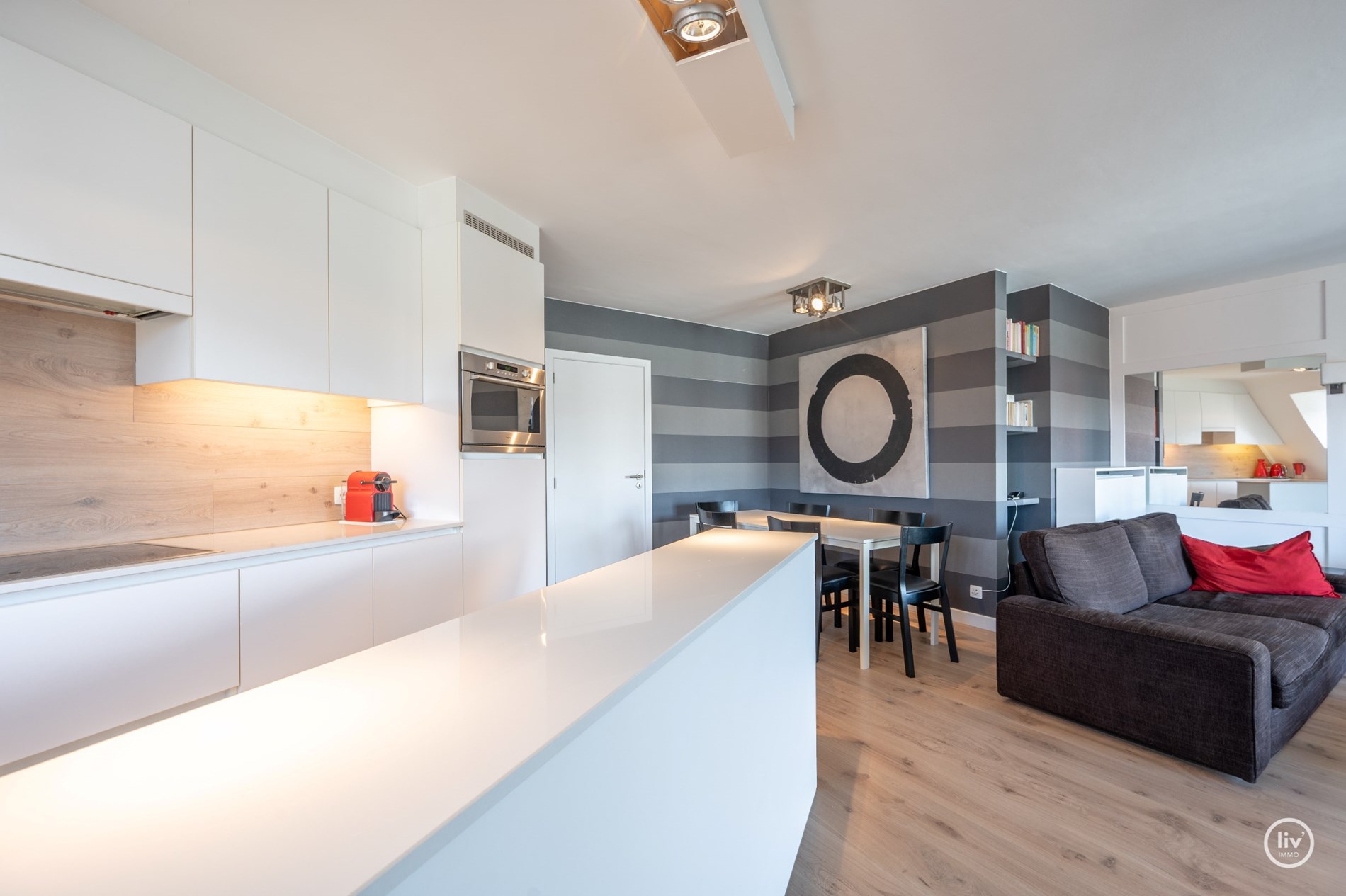 Volledig instapklaar 3-kamer appartement op wandelafstand van de Zeedijk-Duinbergen met mogelijkheid tot aankoop van een inpandige garagebox! 