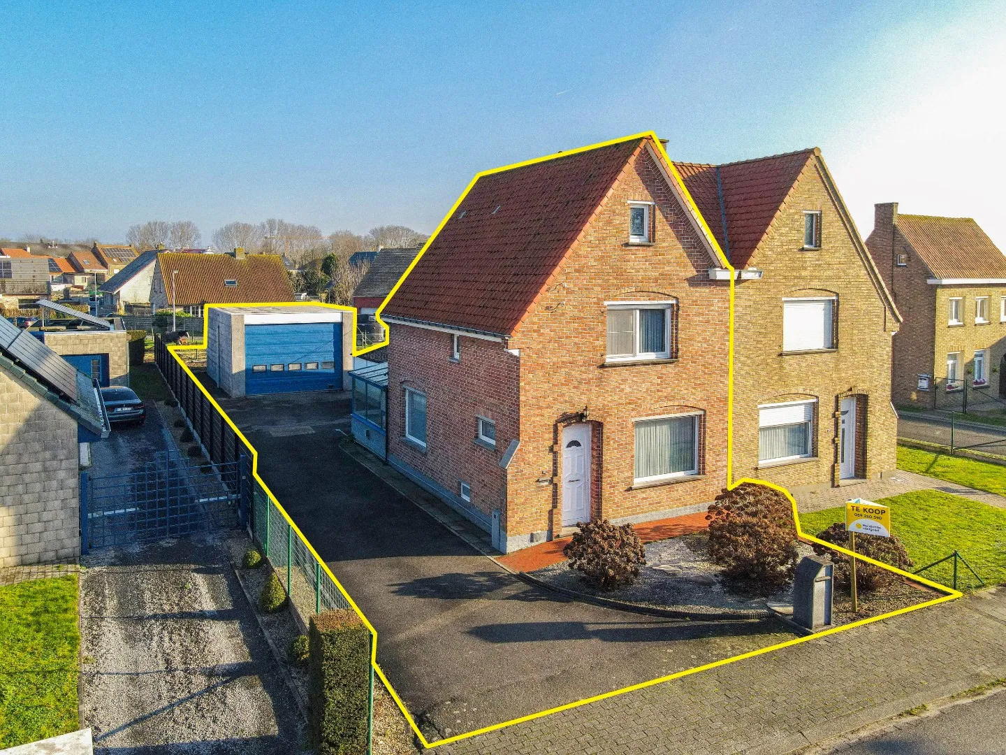 Halfopen woning met loods in centrum van Gistel.