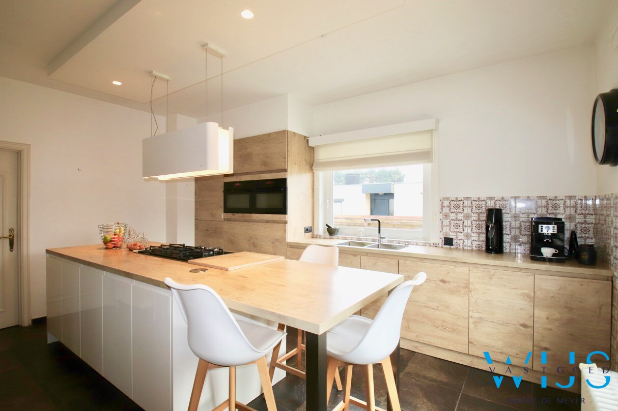 Statig woonhuis op 1104 m&#178; in het centrum van Sleidinge ! 