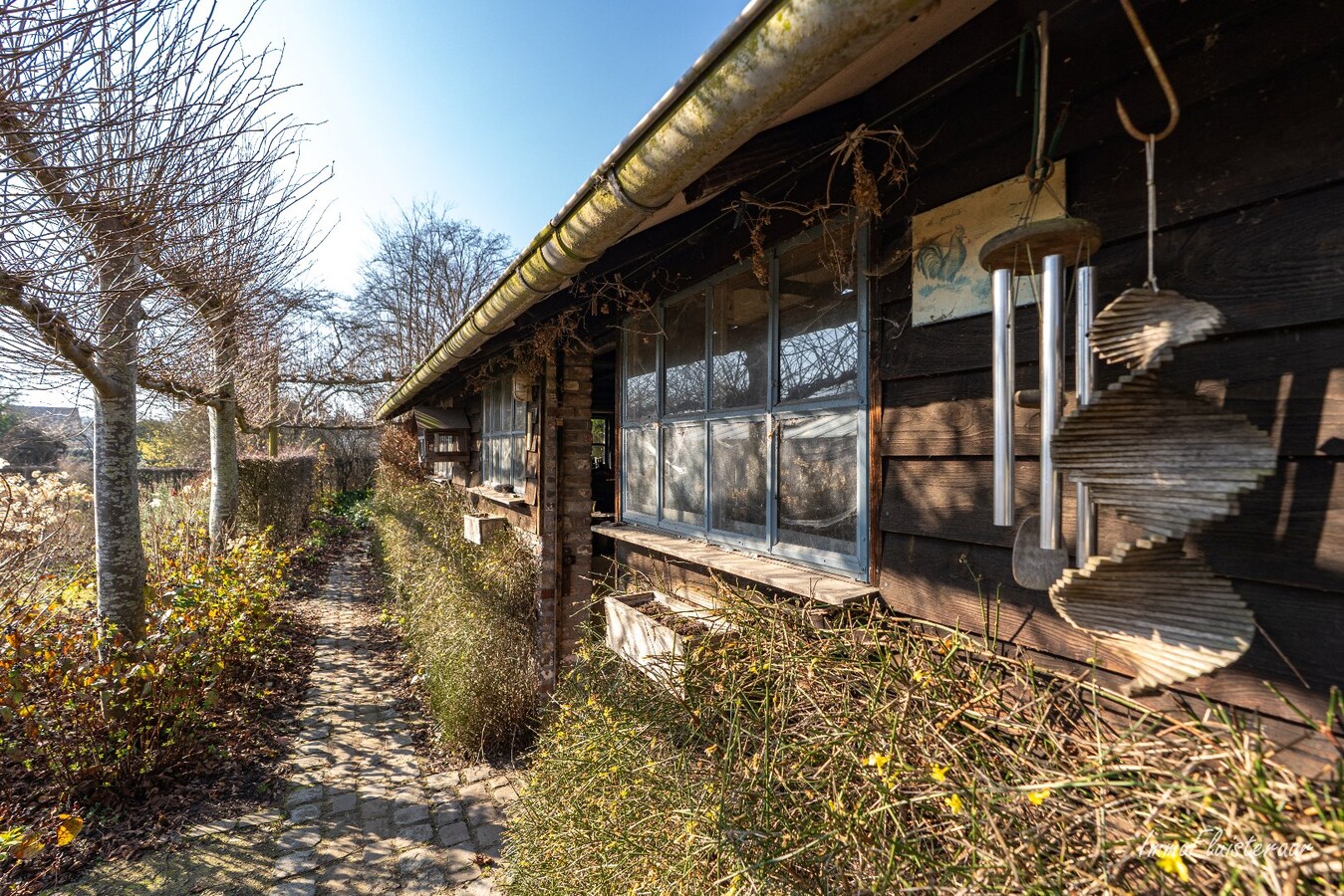 Laagbouwwoning met diverse aanhorigheden op ca. 7500 m&#178; te Ursel 