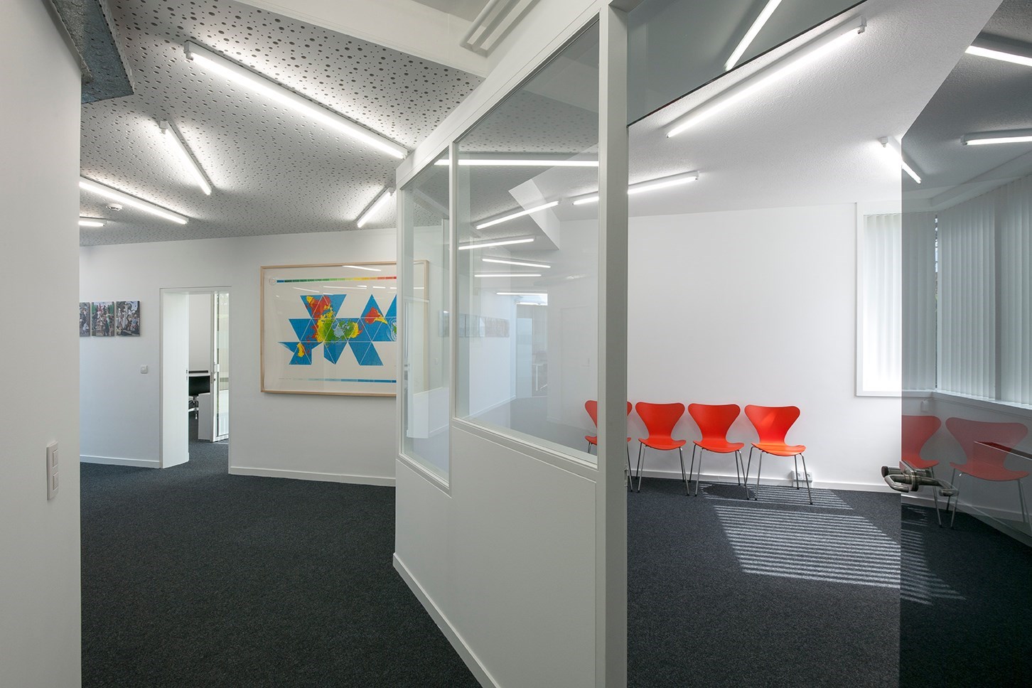 Instapklare kantoorruimte  (32 m&#178;) met parking en alle faciliteiten inclusief, Torhout. 