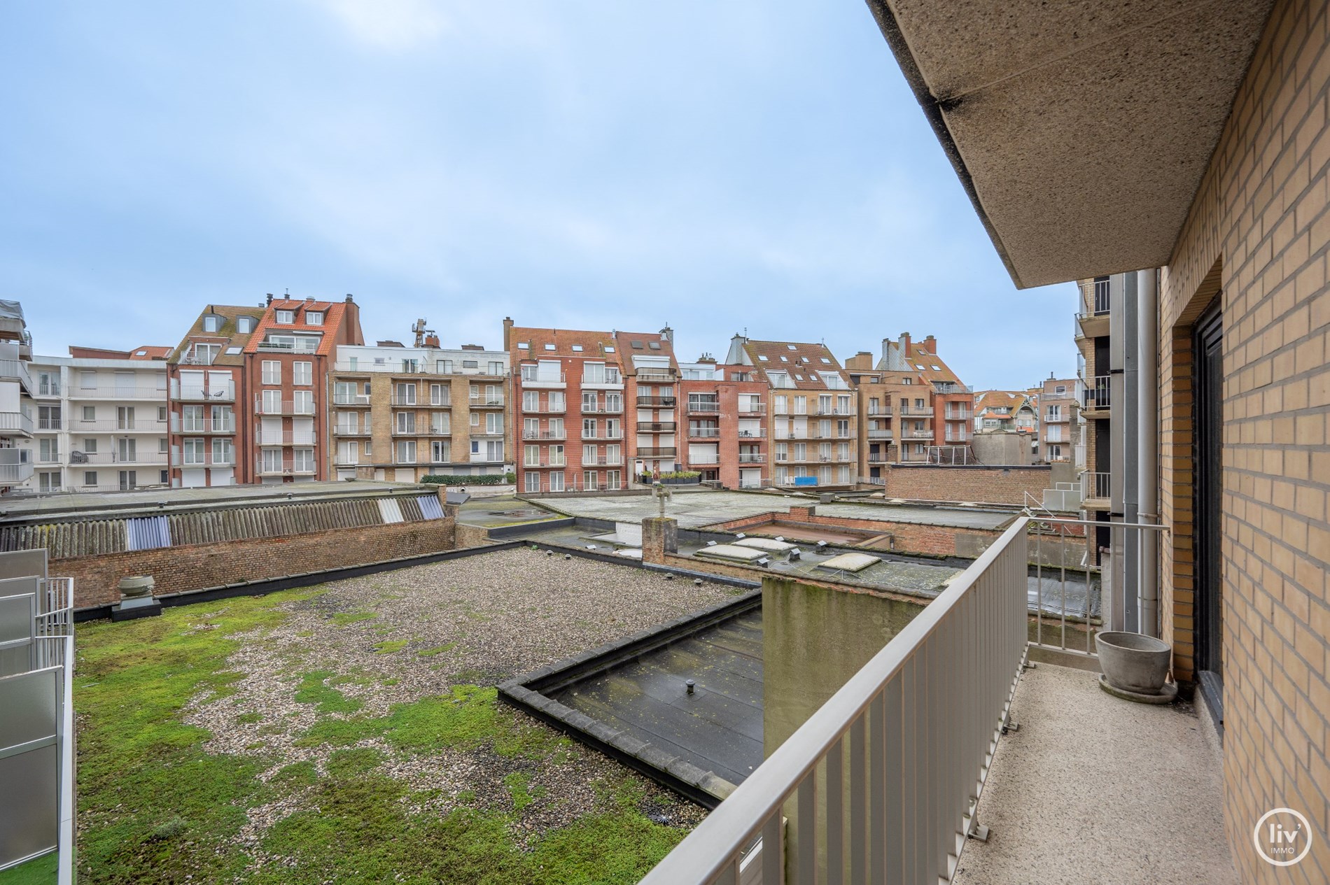 Prachtig zonnig appartement met zijdelings zeezicht en mooi terras vlakbij het Rubensplein te Knokke. 