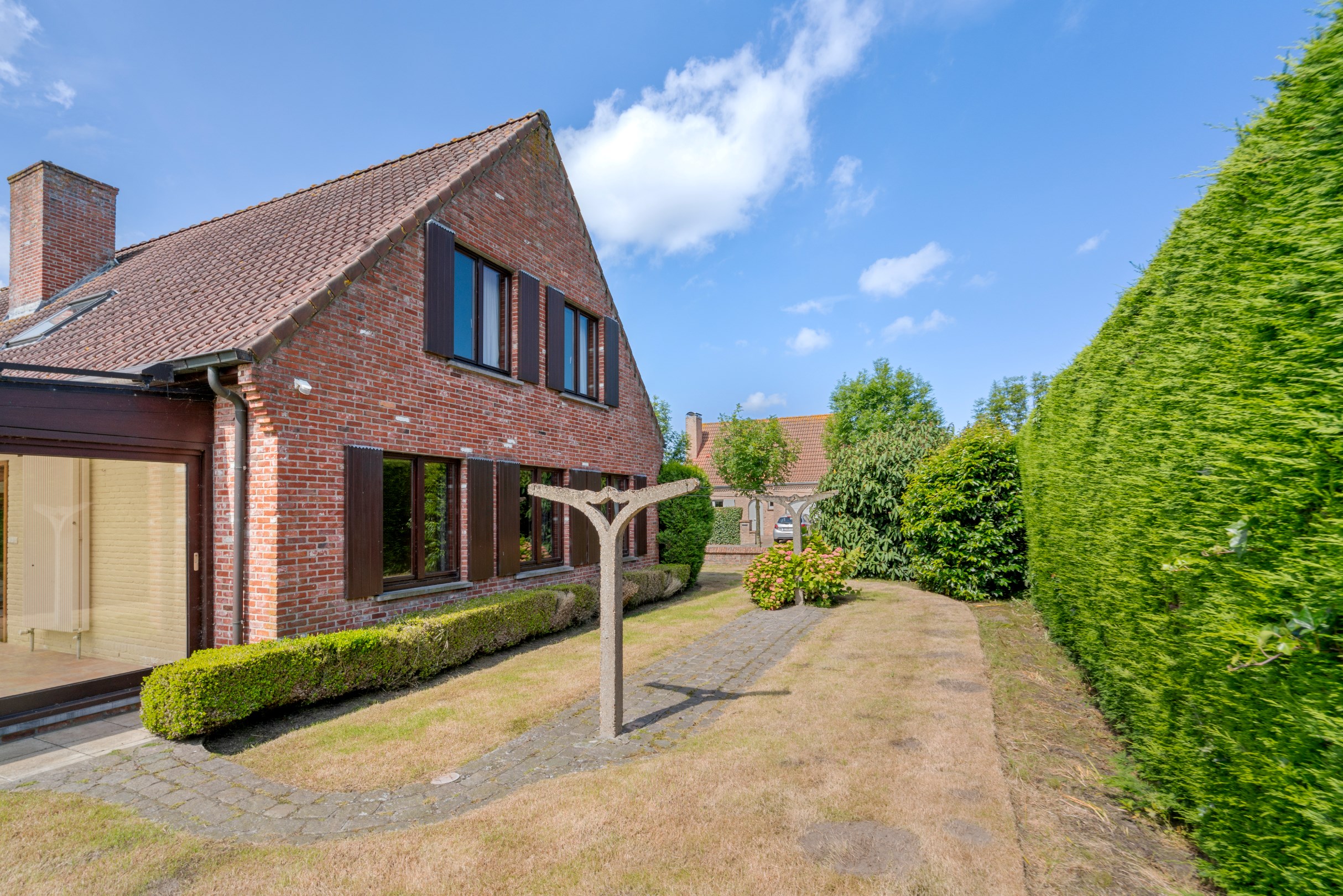 Grande villa individuelle avec double garage sur un terrain orient&#233; plein sud de 1229 m2 &#224; Knokke Heist. Le terrain est divisible. 