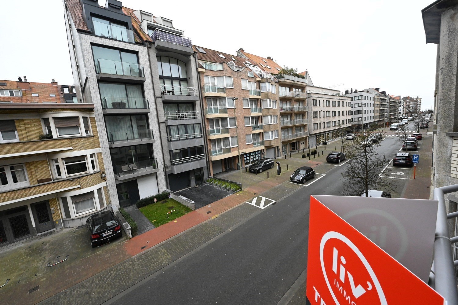 Ongemeubeld: Derde verdiep -  2-slaapkamer appartement aan de zonnekant van de Leopoldlaan, op wandelafstand van het strand en de winkels. 