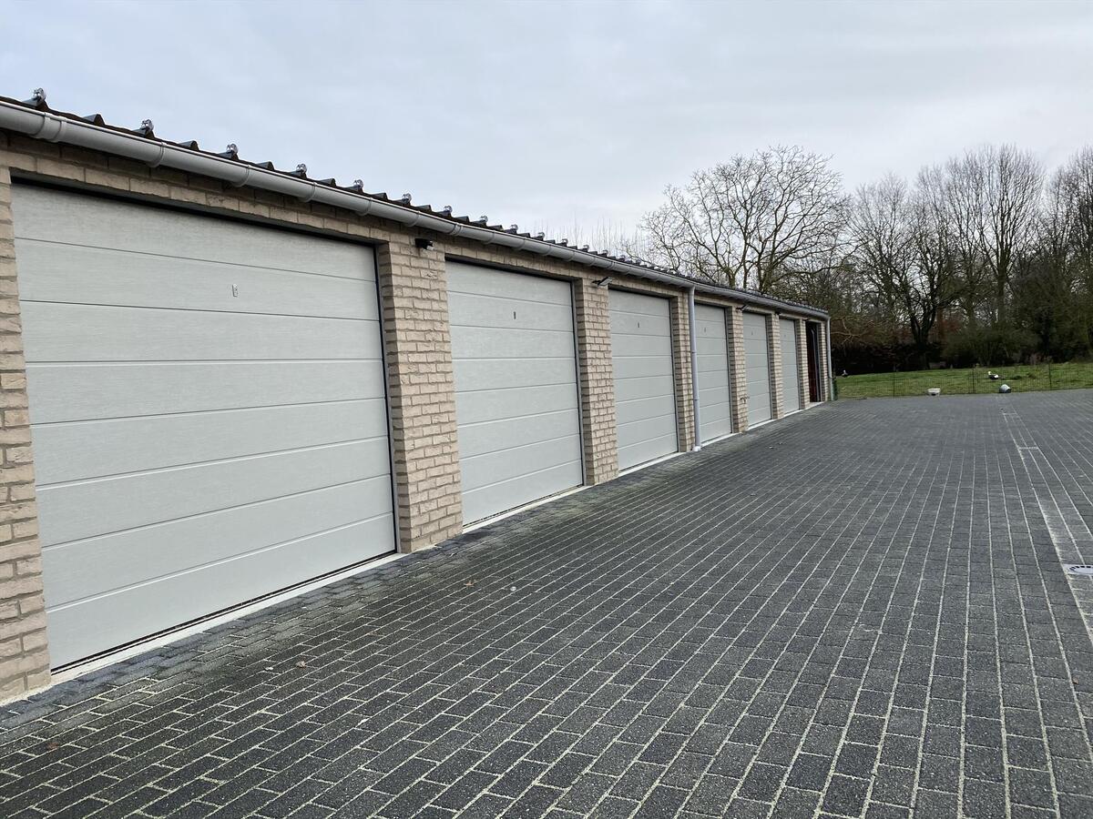 Gemetste grote dubbele garage te Ichtegem 