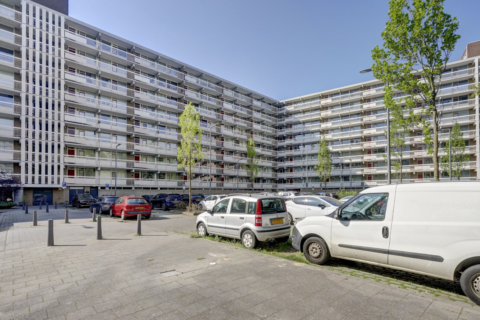 Licht 3 (voorheen 4) kamer appartement op de vijfde verdieping met woningbreed balkon! 